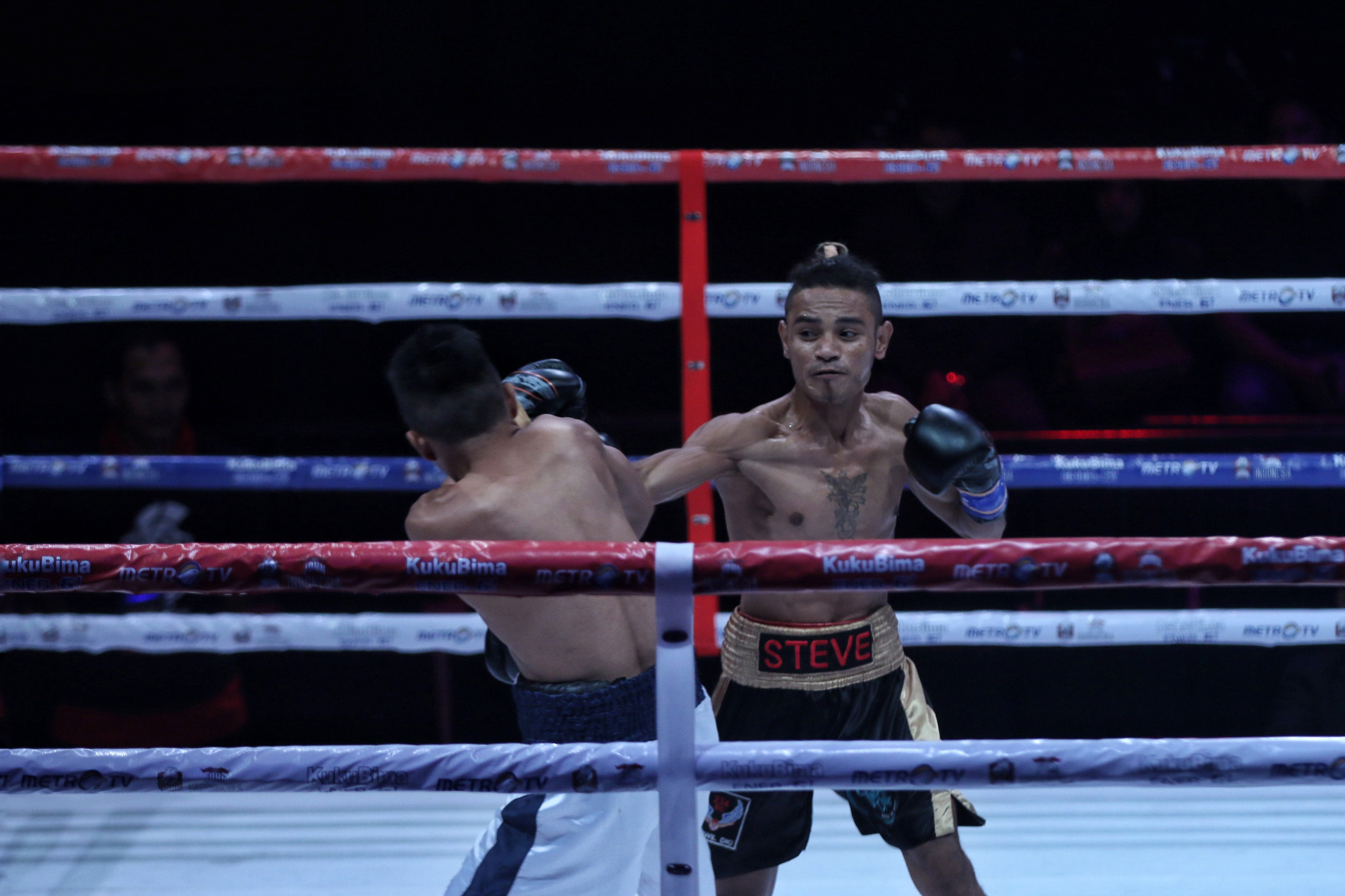 ertandingan boxing championship kelas jr 49 kilogram antara Stevanus Nana (hitam) melawan Valens Raung (putih) di Studio Metro TV