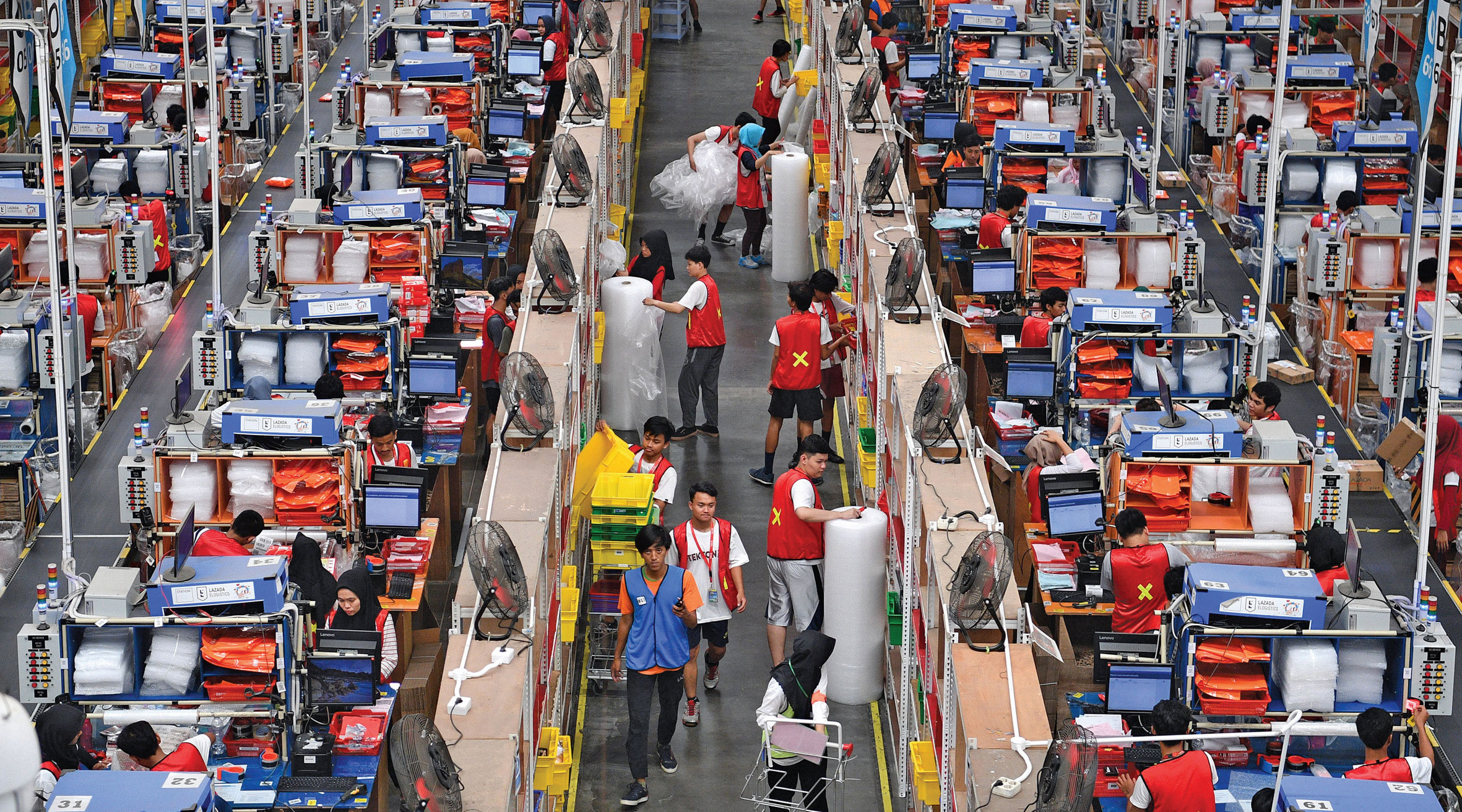Pekerja mengemas barang pesanan konsumen saat Harbolnas tahun lalu. Perusahaan-perusahaan e-commerce kembali menggelar Hari Belanja Online 