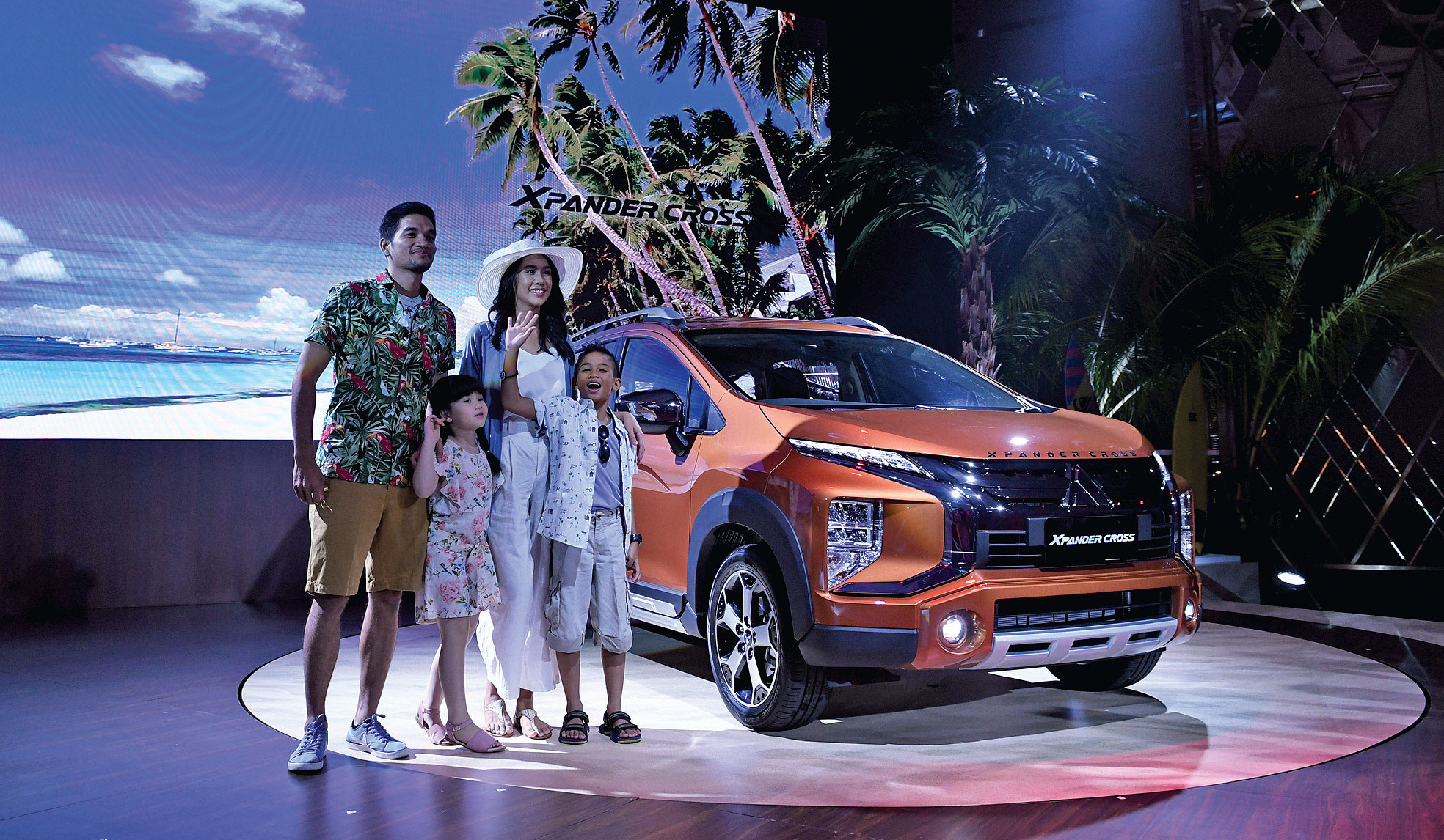 Mobil Mitsubishi Xpander Cross ditampilkan saat peluncurannya di Jakarta, Selasa (12/11).