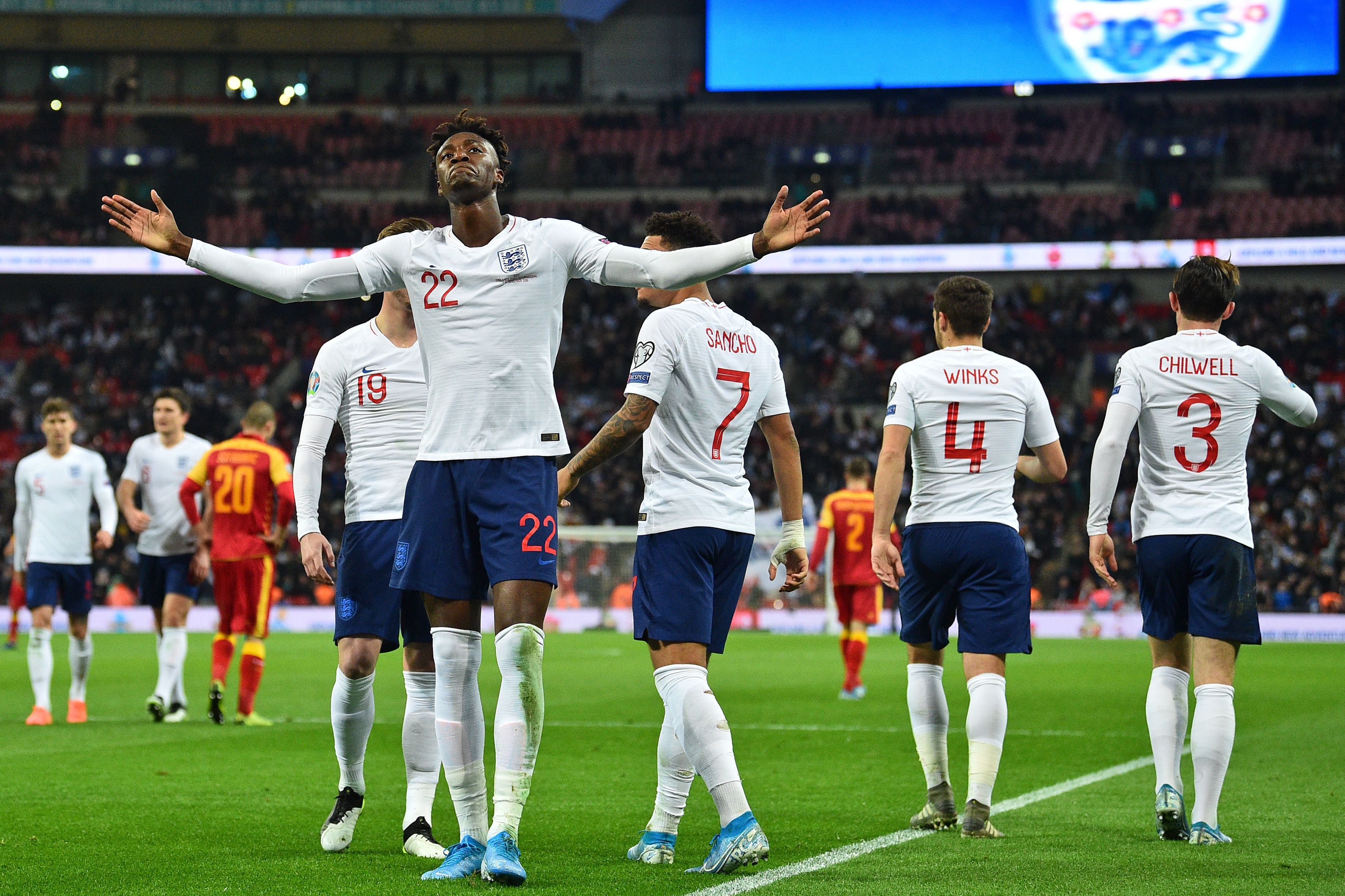 Tammy Abraham melakukan selebrasi usai mencetak gol ketujuh Inggris ke gawang Montenegro.
