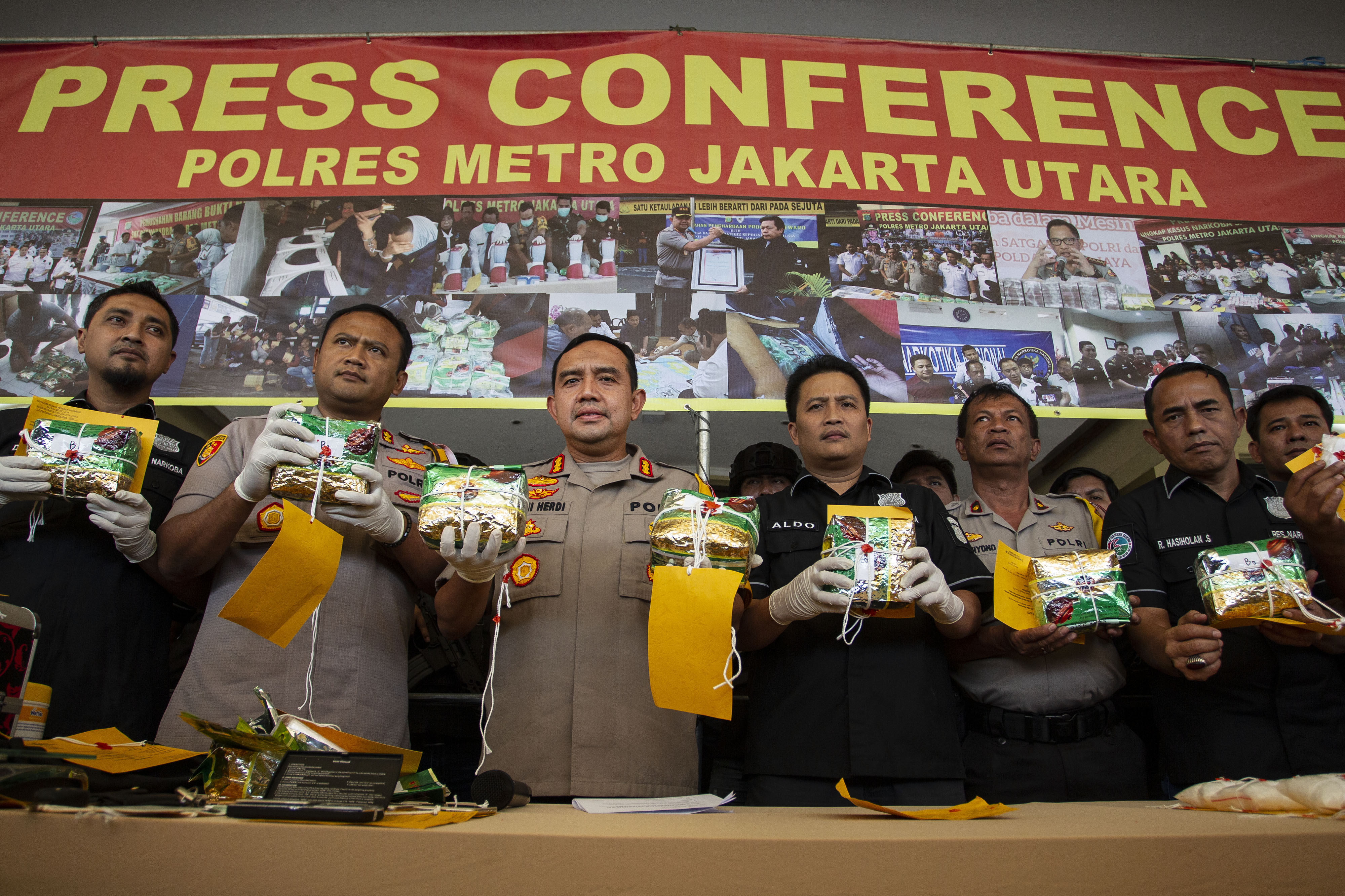 Kapolres Metro Jakarta Utara Kombes Pol Budhi Herdi Susianto (ketiga kiri)