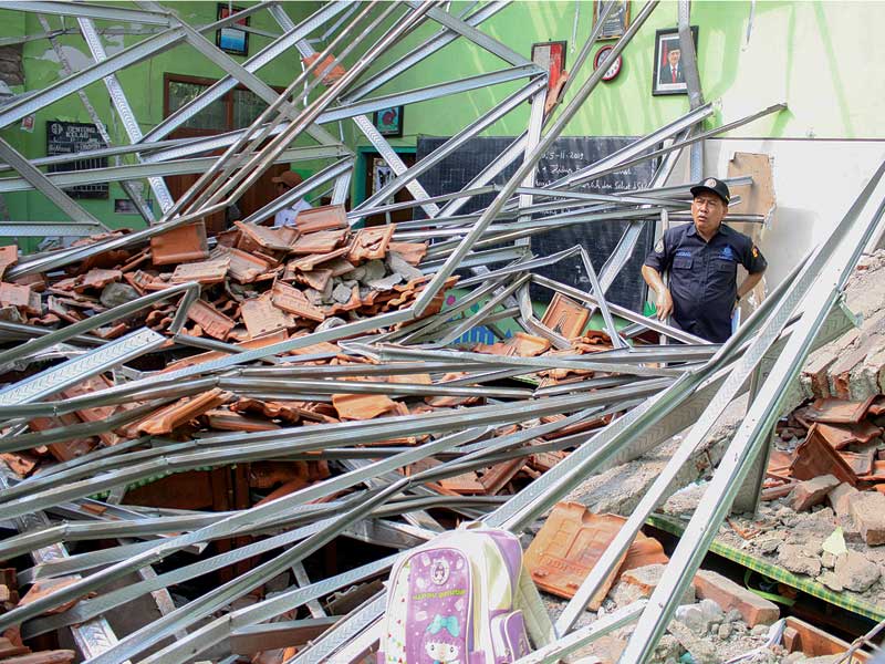 Anggota tim labfor Polda Jatim melakukan olah TKP kelas yang ambruk di Sekolah Dasar (SD) Negeri Gentong, Kecamatan Gadingrejo, Pasuruan.