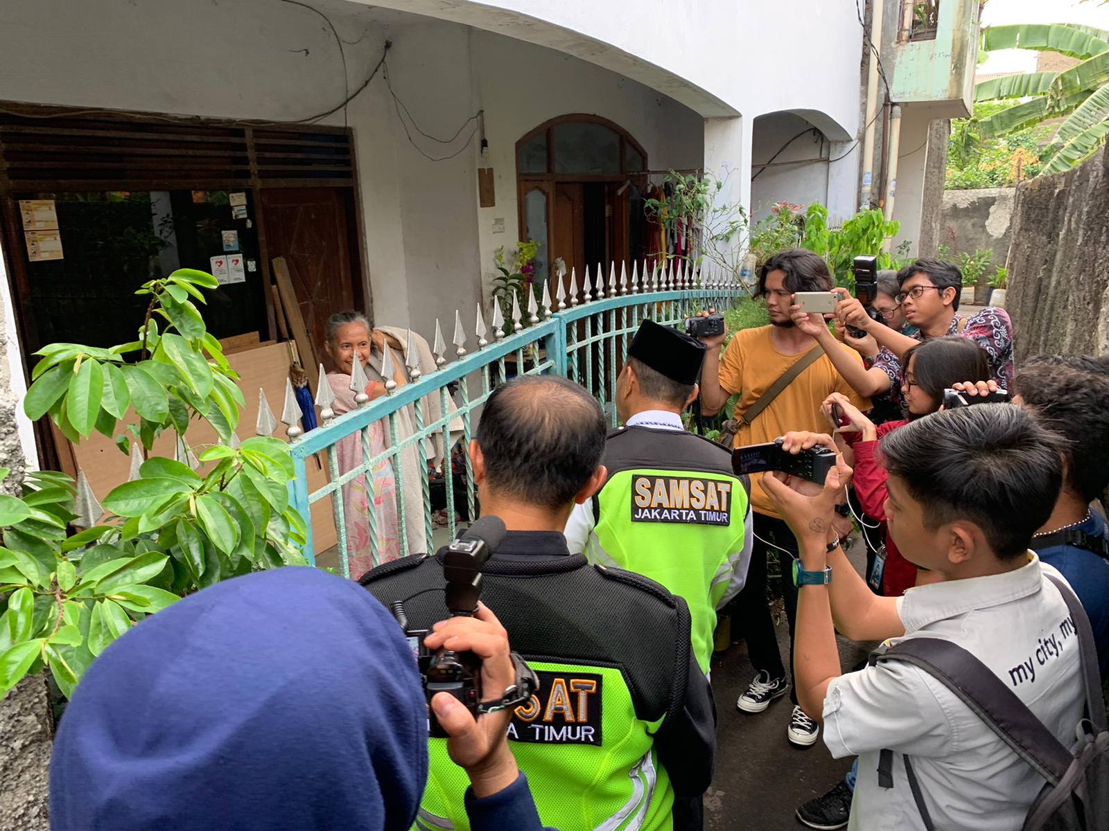 Petugas BPRD DKI Jakarta menagih tunggakan pajak mobil mewah ke warga gang sempit