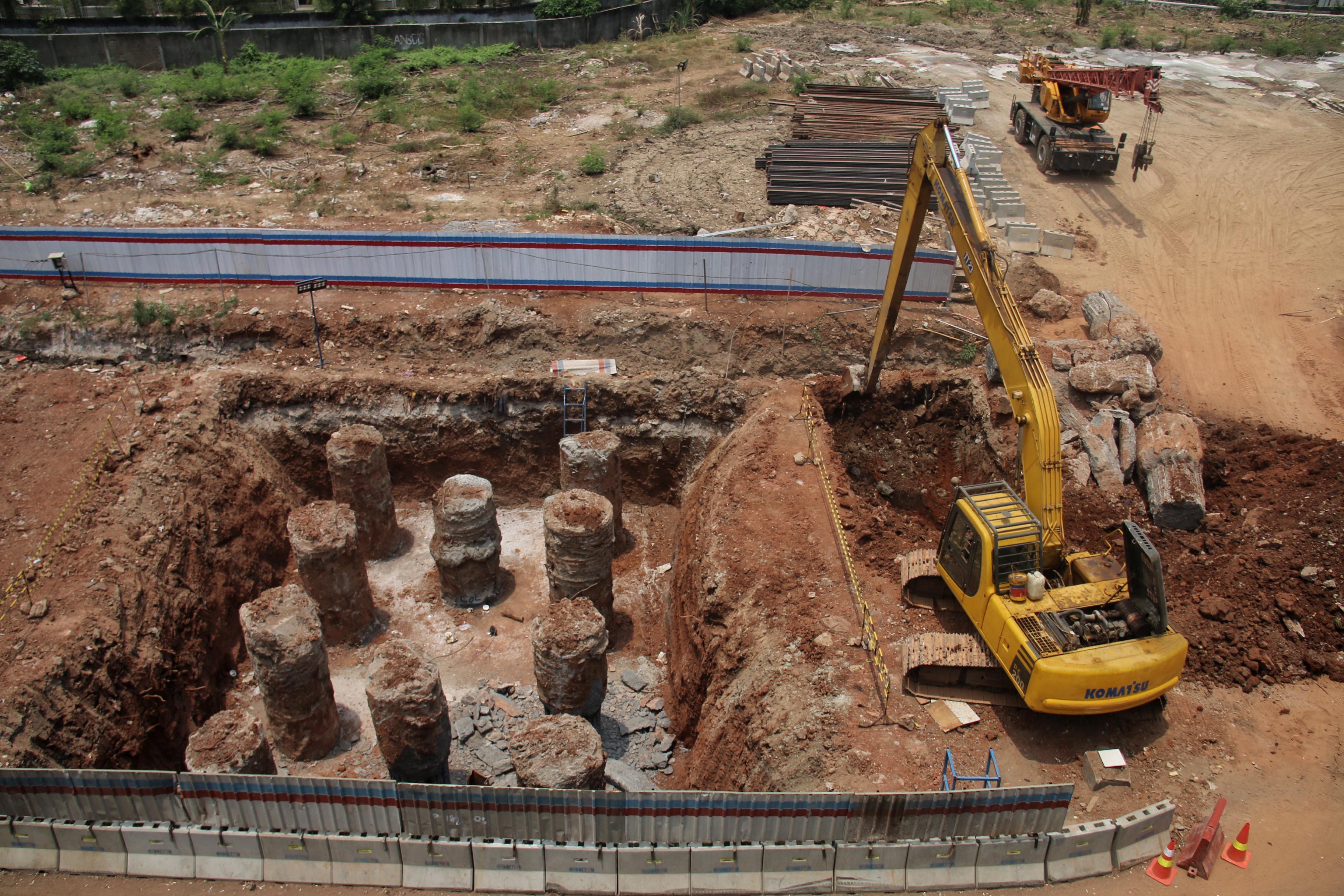 Pekerja menggunakan alat berat menggali tanah menyelesaikan pembuatan pondasi jalur kereta cepat Jakarta-Bandung dengan sistem bored pile