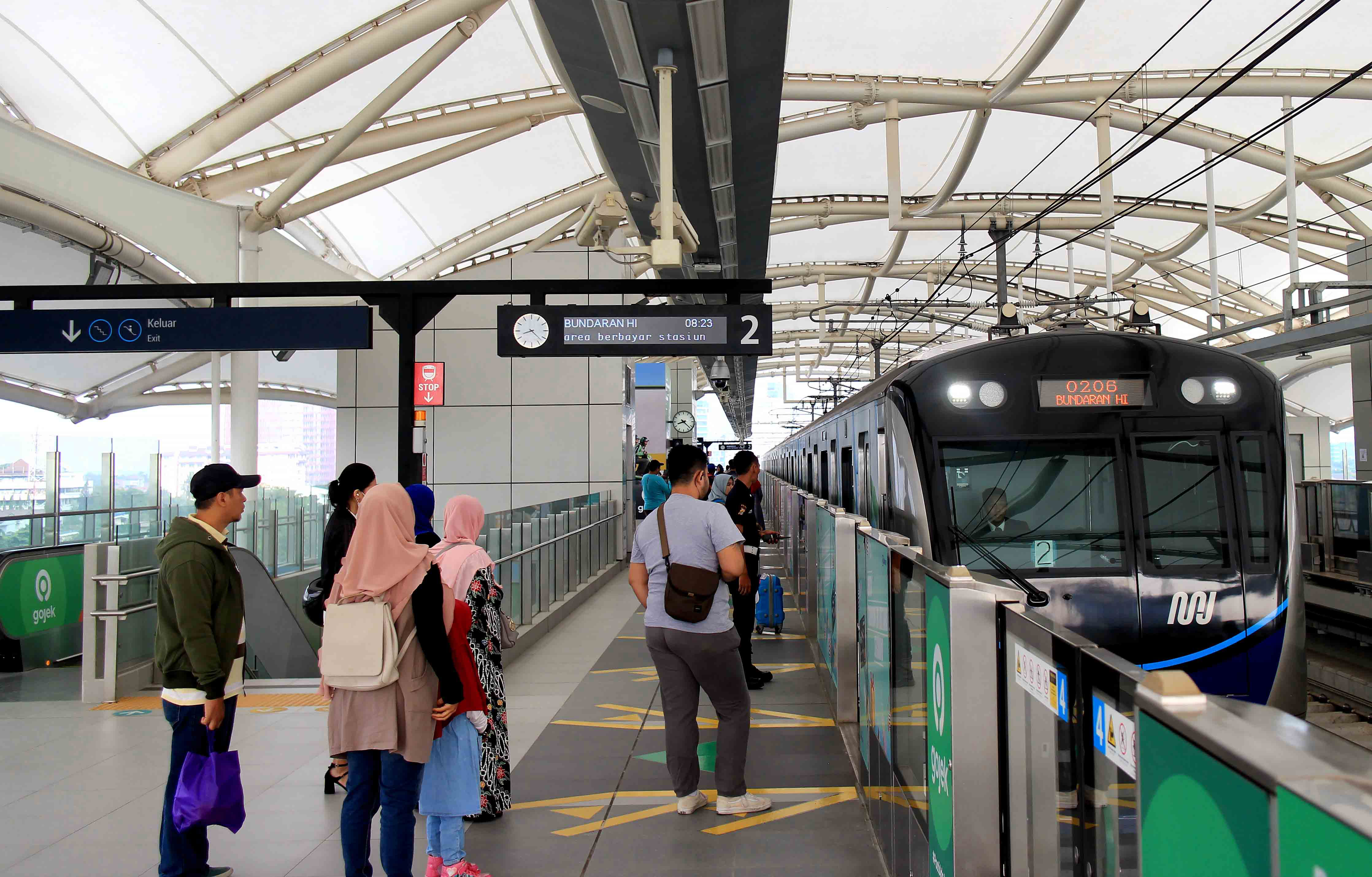 Penumpang menaiki Moda Raya Terpadu (MRT) di Stasiun Fatmawati, Jakarta, Minggu (4/8). 