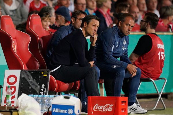 Niko Kovac (kanan) dan asistennya Hansi Flick saat menyaksikan laga Muenchen kontra Energie Cottbus, Agustus lalu.