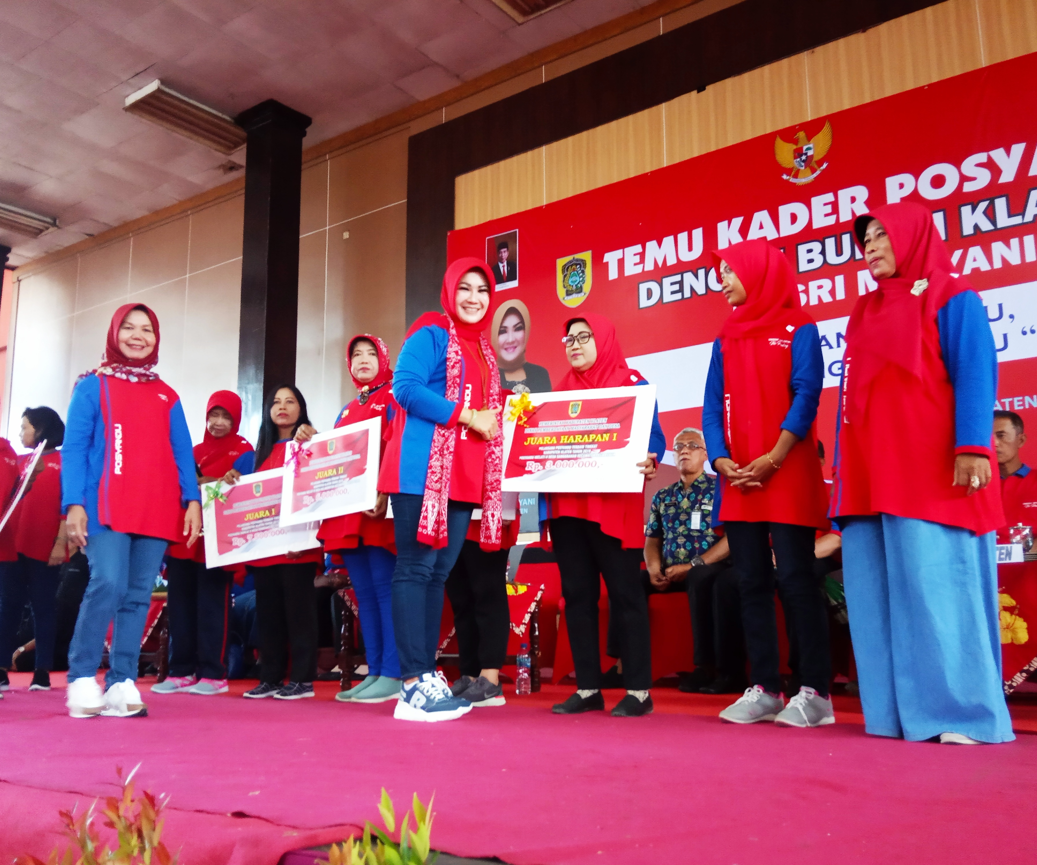 Bupati Klaten Sri Mulyani menyerahkan penghargaan kepada pemenang lomba posyandu tingkat kabupaten dan provinsi, Kamis (28/11/2019). 