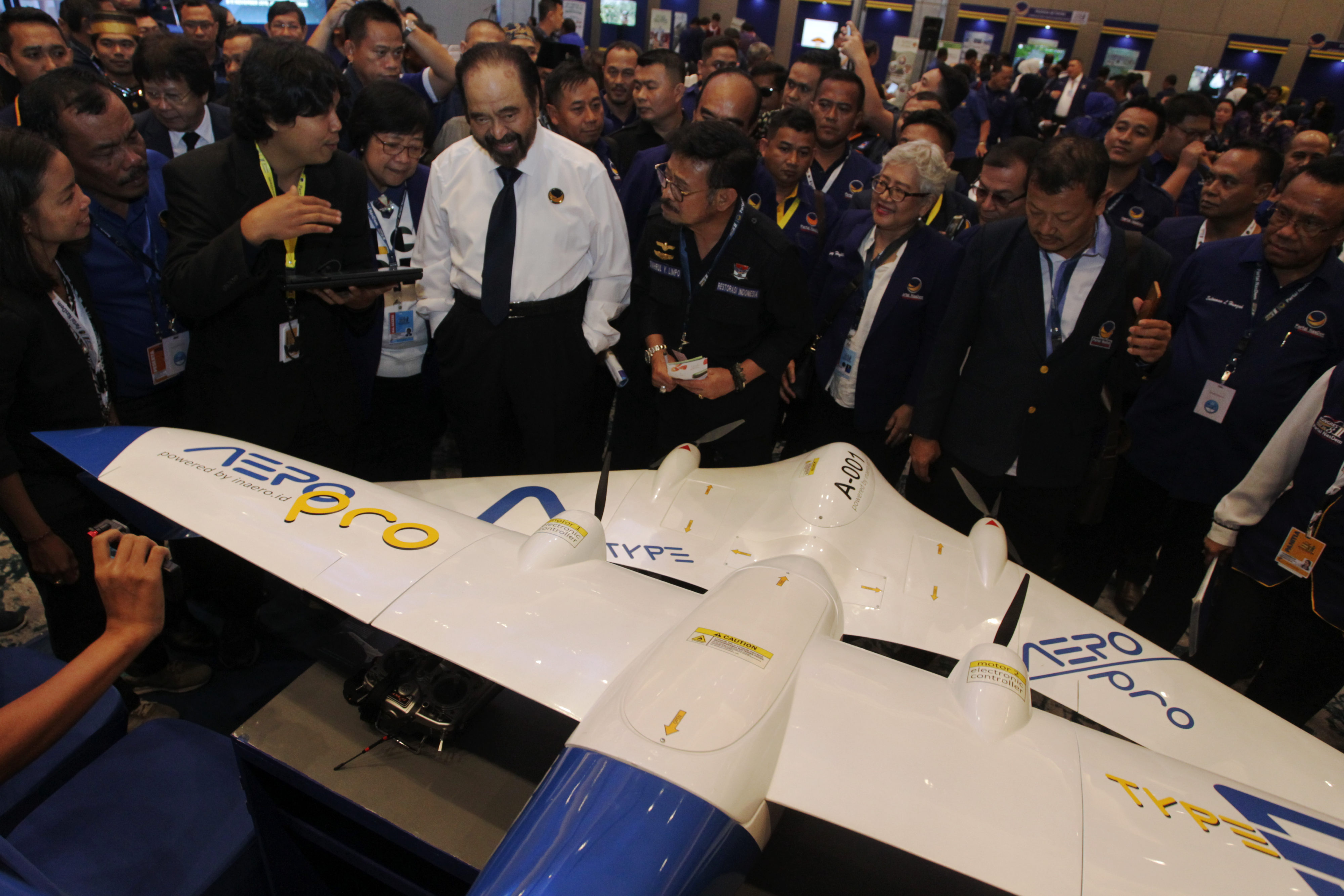 Ketua Umum Partai NasDem Surya Paloh mengunjungi Pasar Gagasan di Kongres II Partai NasDem, Sabtu (9/11)