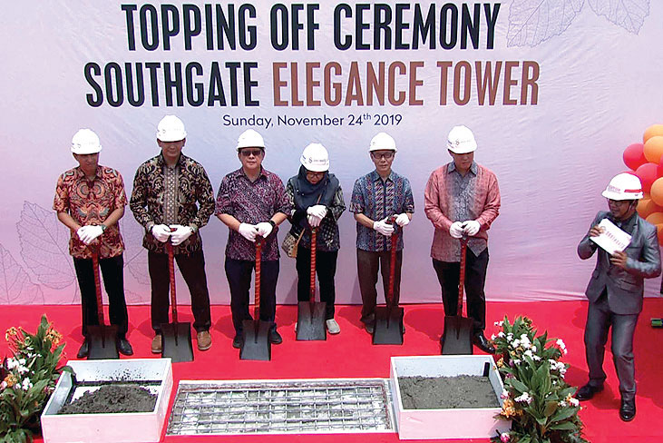 secara simbolis menutup atap dalam acara topping off ceremony Elegance Tower yang merupakan bagian dari Southgate Residence, Minggu (24/11).