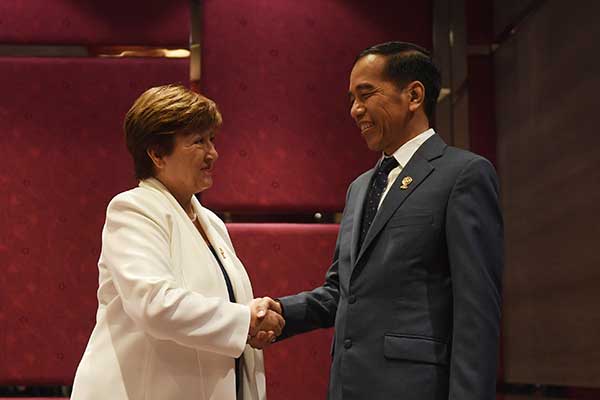 Presiden Joko Widodo (kanan) berjabat tangan dengan Direktur Pelaksana IMF Kristalina Georgieva
