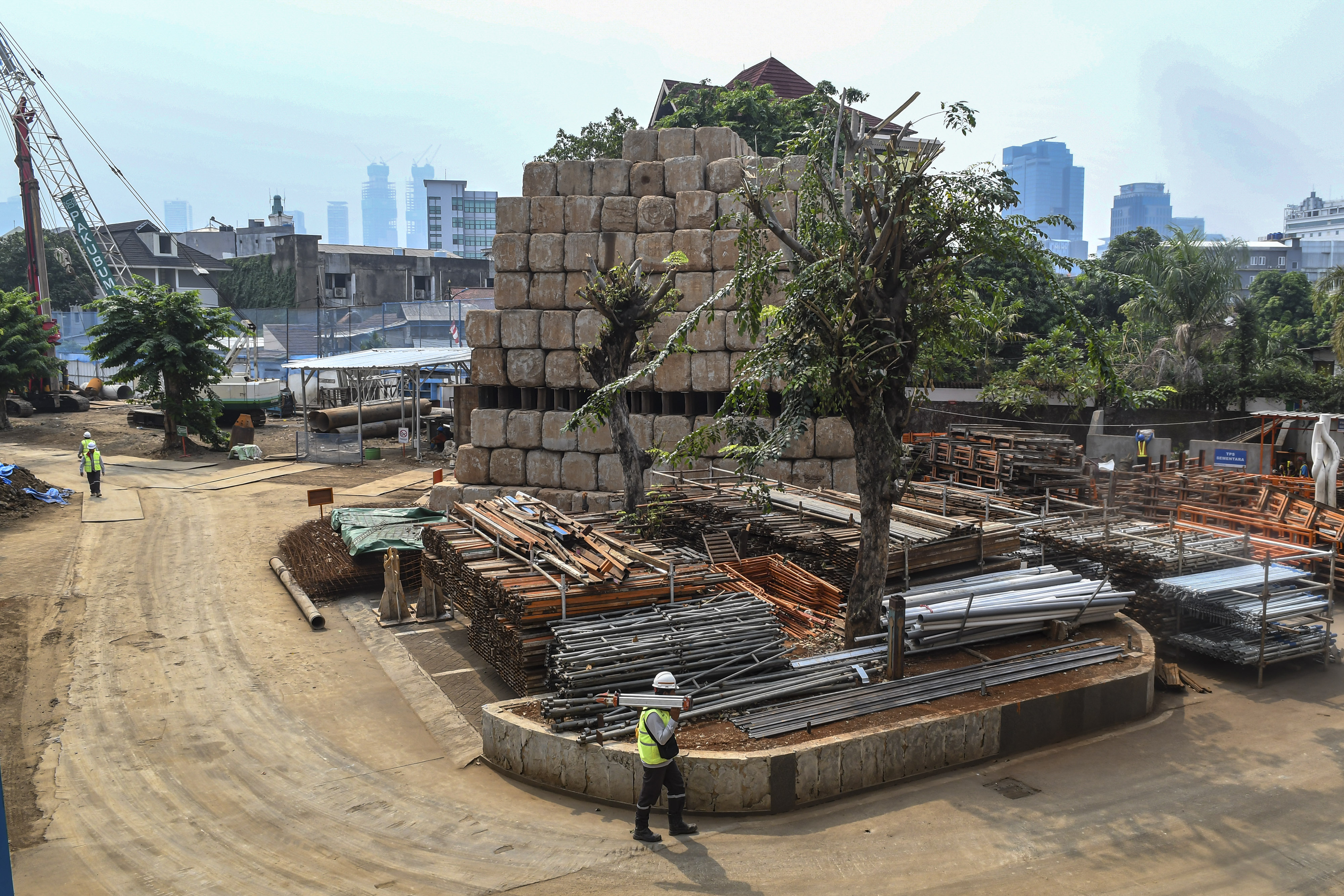 Pekerja menyelesaikan pembangunan revitalisasi kawasan Taman Ismail Marzuki (TIM) di Jakarta, Senin (25/11/2019).