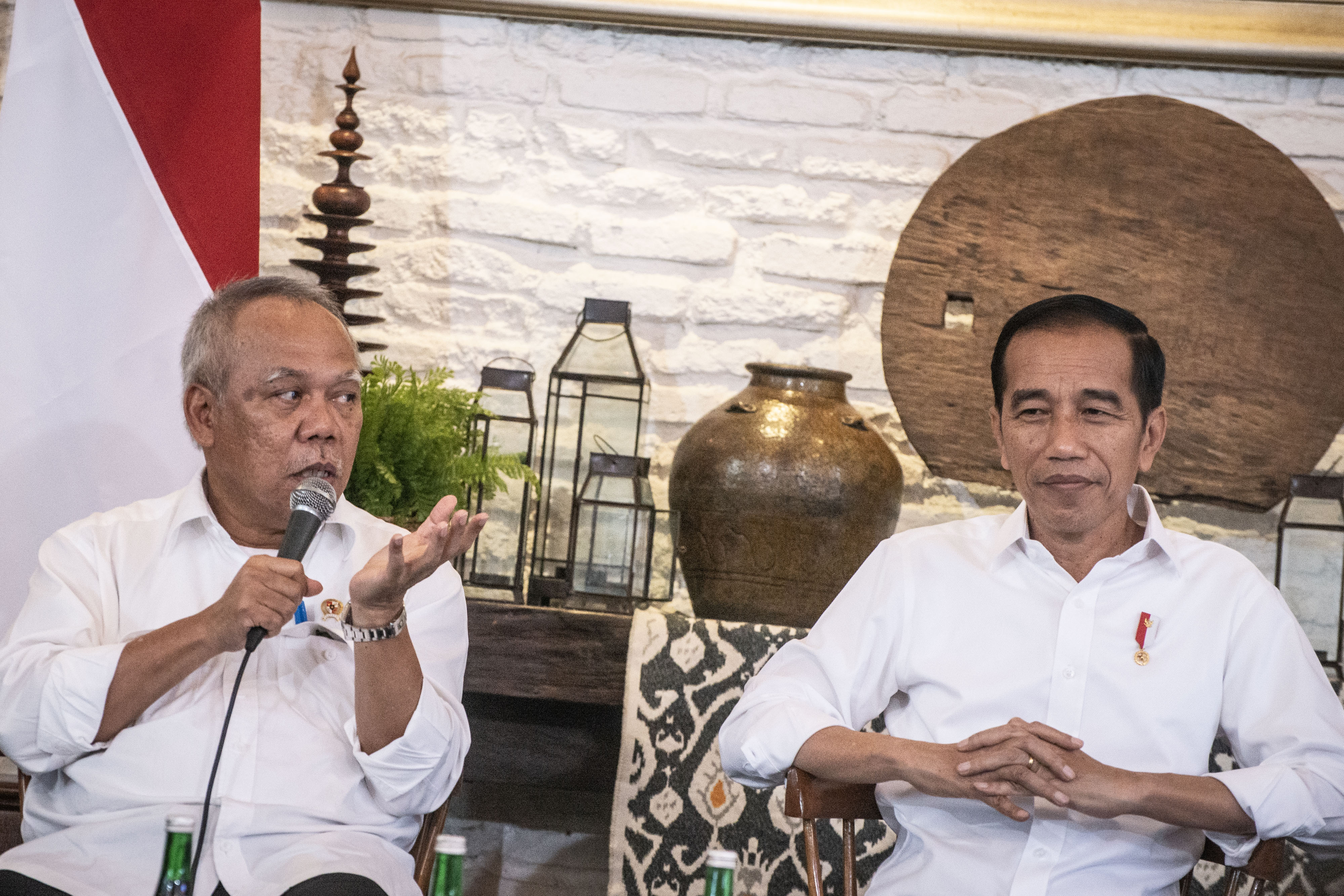 Presiden Joko Widodo (kanan) menyimak pemaparan Menteri PUPR Basuki Hadimuljono (kiri) dalam diskusi Forum A1 di Jakarta, Kamis (14/11)