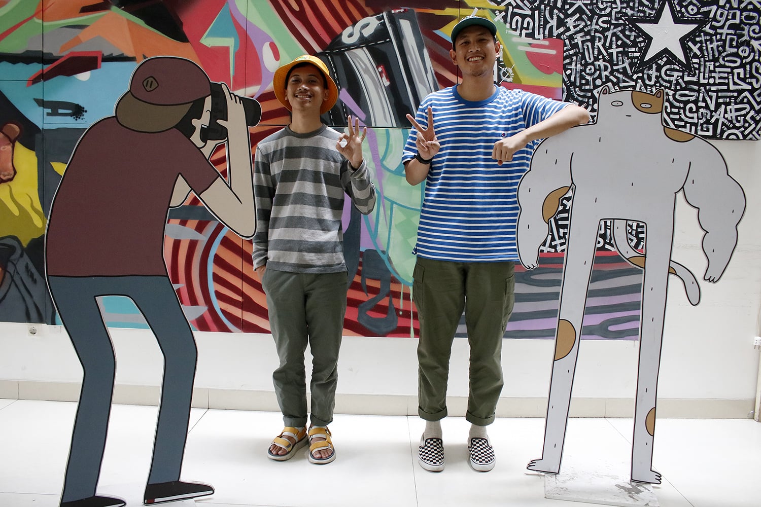 Kreator komik Tahilalats Nurfadli Mursyid (kiri) dan Head of Commercial Tahilalats Rahman Azhari saat diwawancara di Jakarta, akhir Oktober.