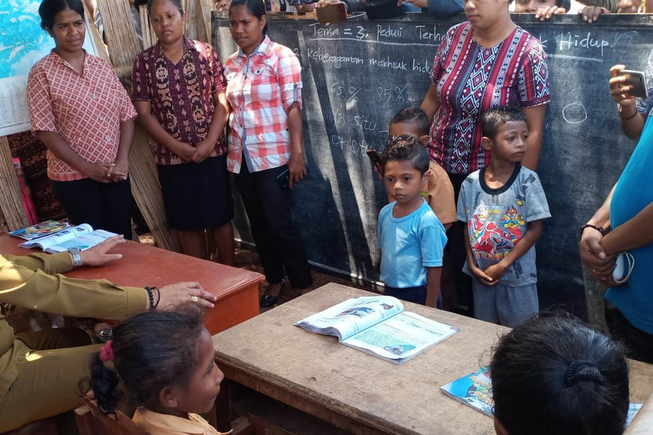 Guru honorer di NTT mengajar di sekolah. (MI/Alexander PT Taum)