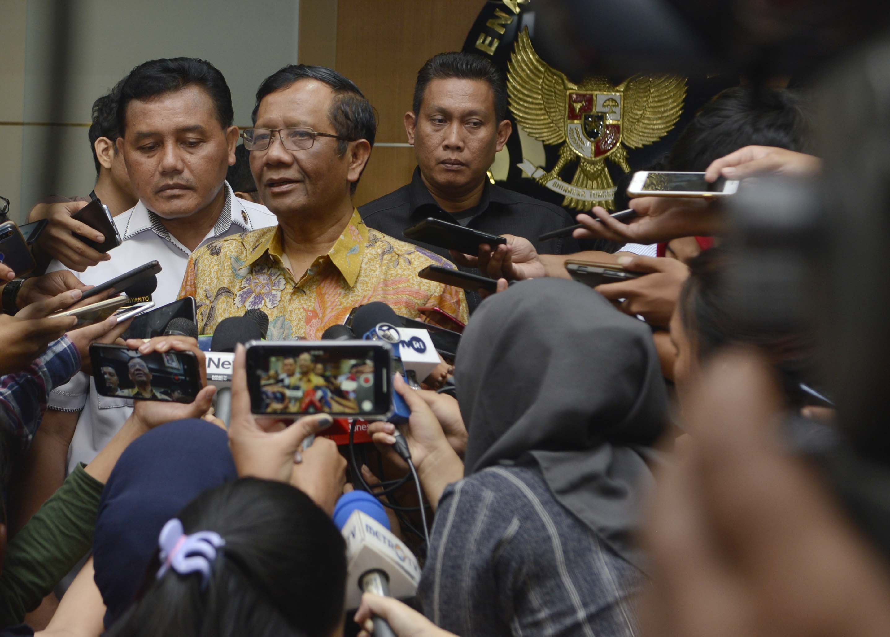 Menko Polhukam Mahfud MD (tengah)