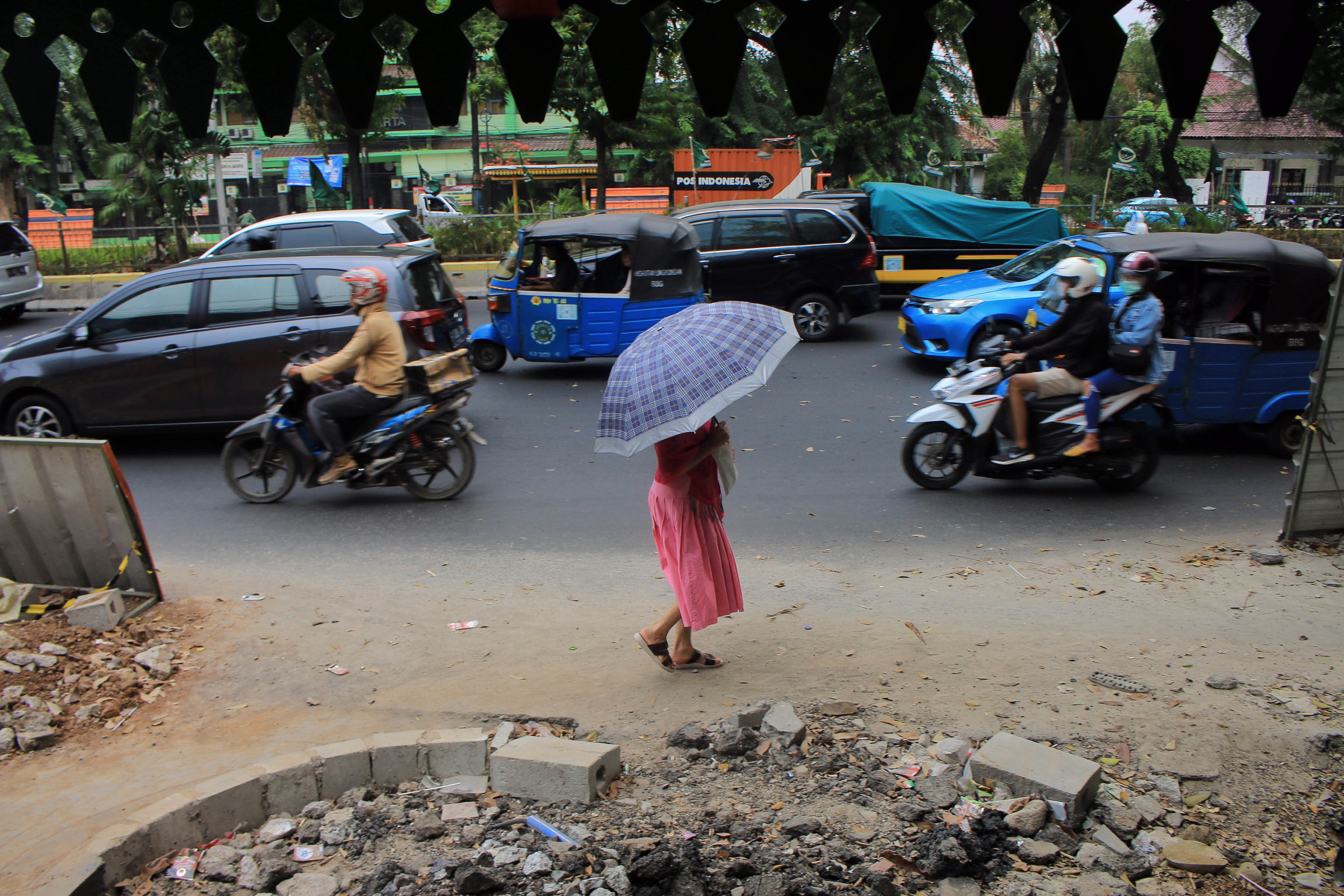 Antrean kendaraan saat melintasi pembangunan trotoar di Jalan Kramat Raya, Jakarta, Rabu (16/10)