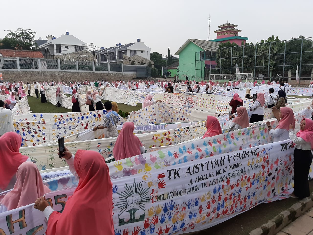 Cap tangan (hand printing) terpanjang darri TK ABA yang mendapatkan rekor MURI