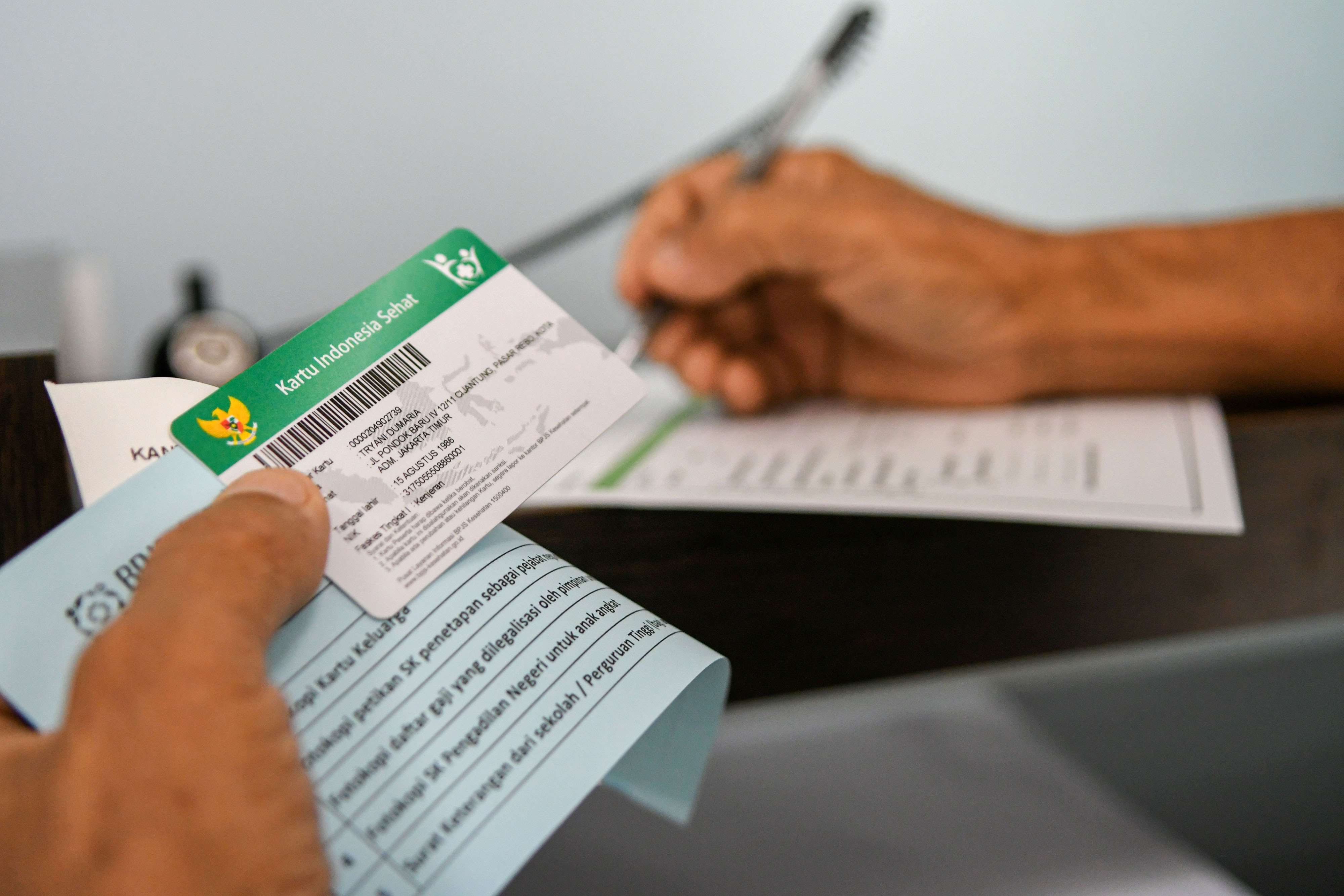 Warga mengisi formulir Badan Penyelenggara Jaminan Sosial (BPJS) Kesehatan di kantor BPJS Kesehatan Jakarta Timur.