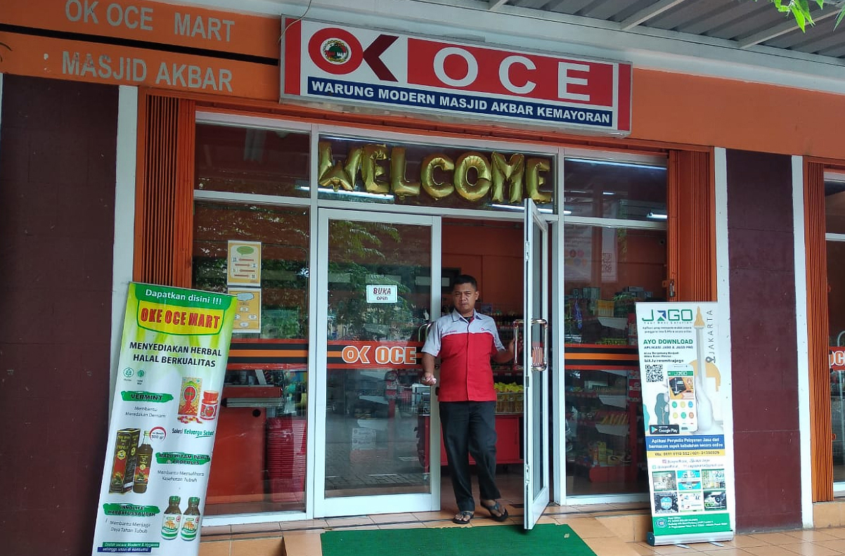 Karyawan gerai OK OCE tengah membuka tokonya di Kemayoran, Jakarta Pusat.