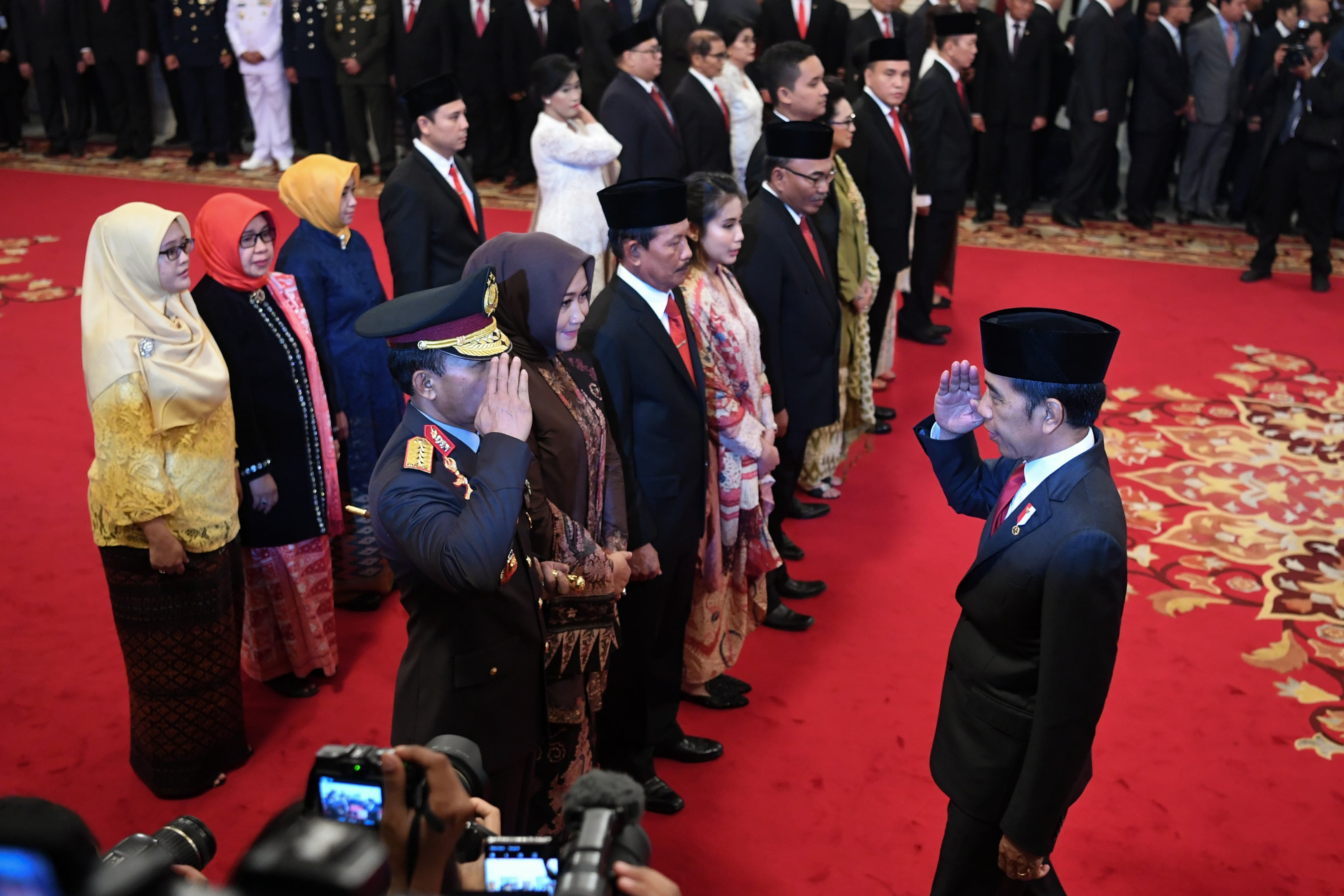  Presiden Jokowi melantik Kapolri dan Komisioner Komisi Kejaksaan di Istana Negara, Jakarta, Jumat (1/11)