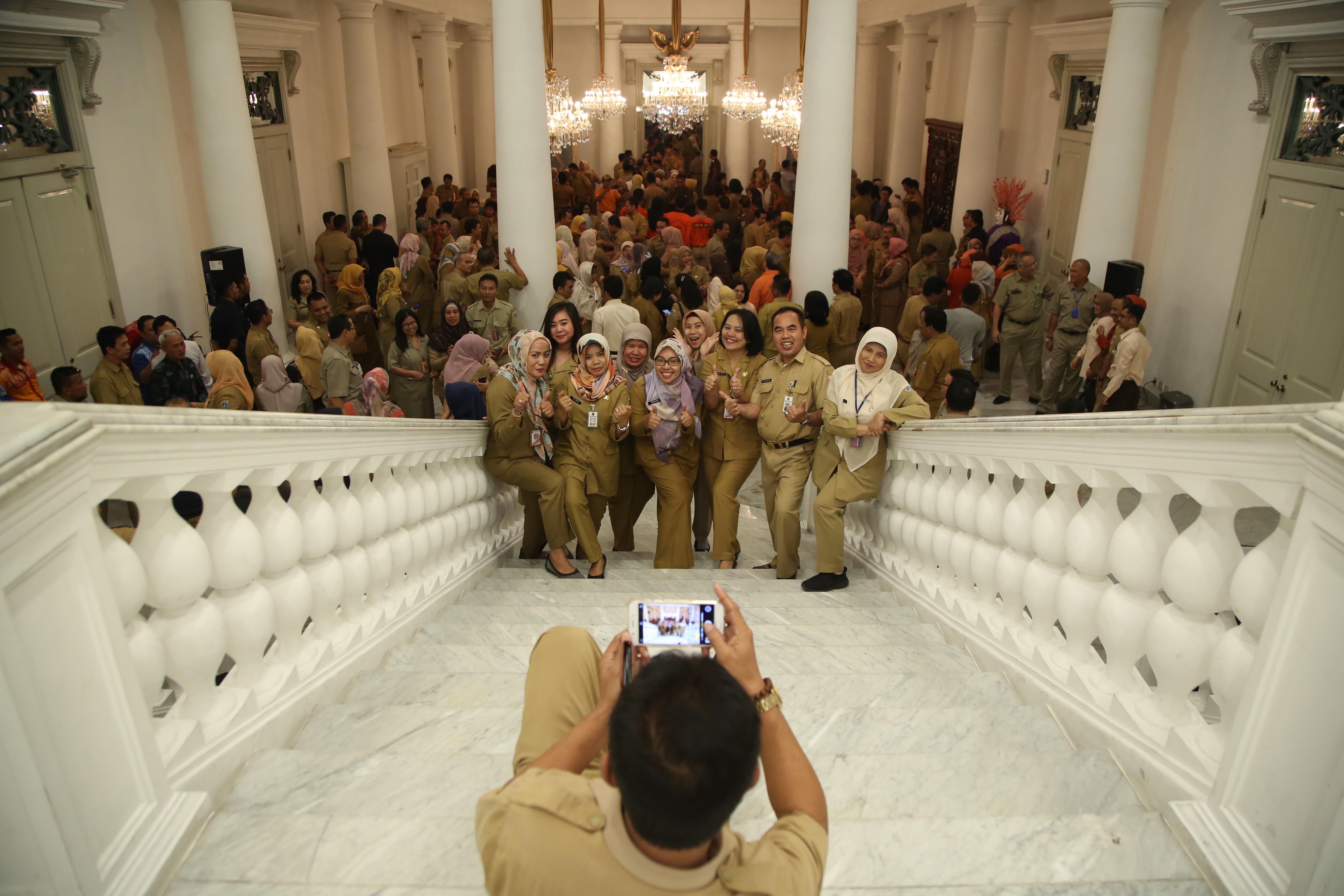 Sejumlah PNS DKi Jakarta berfoto bersama usai halal bihalal bersama Gubernur Anies Baswedan.