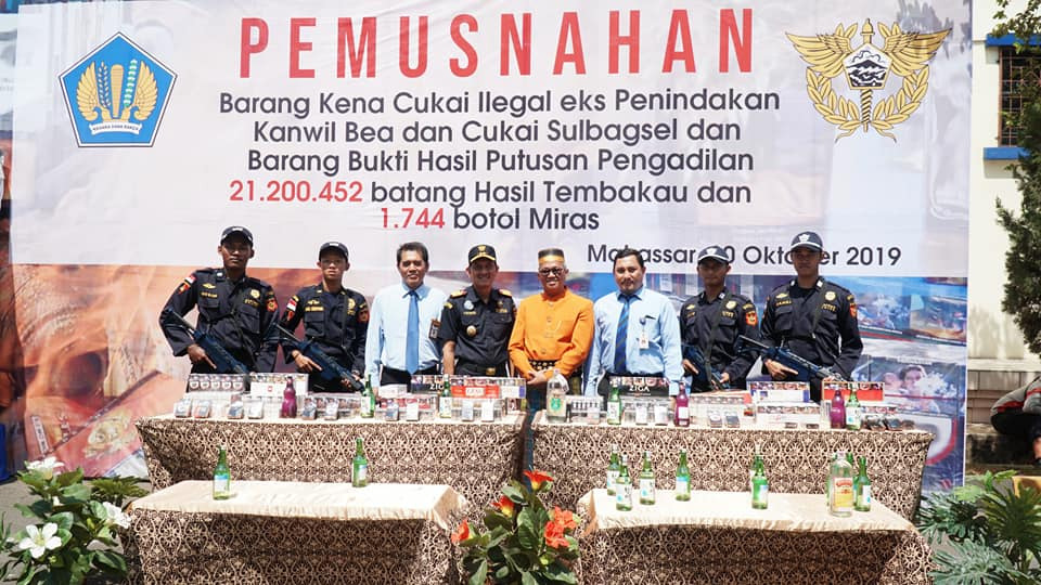 Puluhan Juta Batang Rokok dan Ribuan Botol Miras Ilegal Dimusnahkan Bea Cukai Makassar