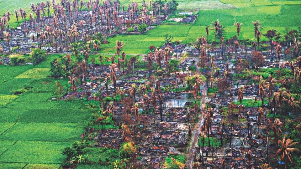 Foto dari udara desa-desa yang ditempati muslim Rohingya hangus dibakar di dekat Maungdaw yang berada di wilayah utara Rakhine, Myanmar.   