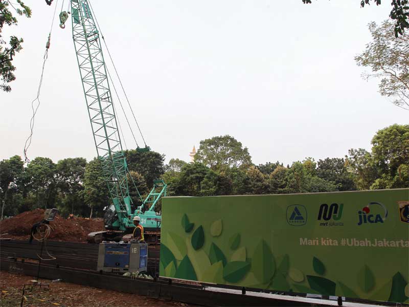 Alat berat dikerahkan untuk melakukan penggalian pada pembangunan proyek Moda Raya Terpadu (MRT) Fase II di kawasan Monumen Nasional (Monas)
