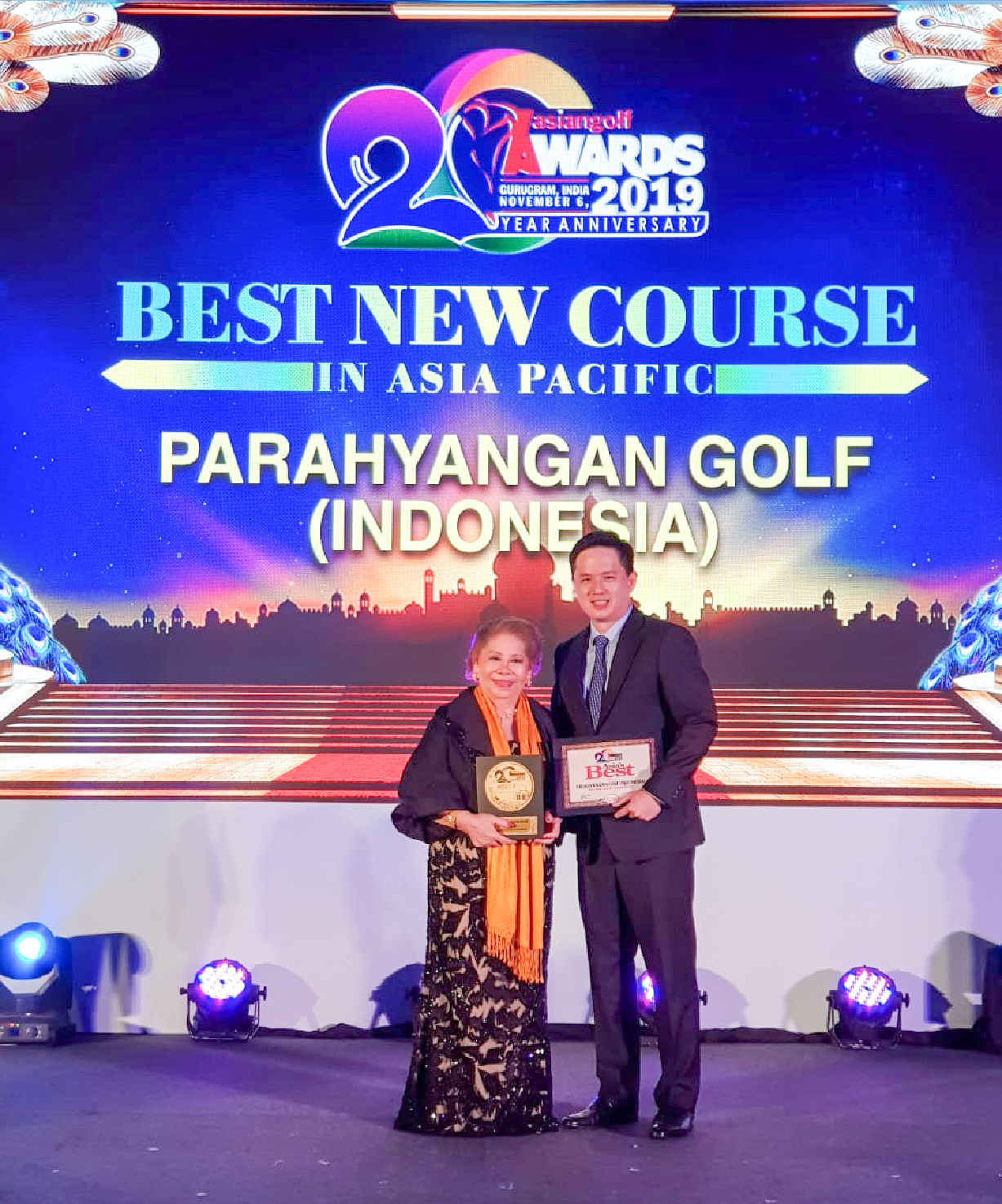 Presiden Asia Pacific Golf Group, Angela Raymond (kiri), memberikan penghargaan kepada Daniel Huang di Gurugram, India, 6 November 2019.