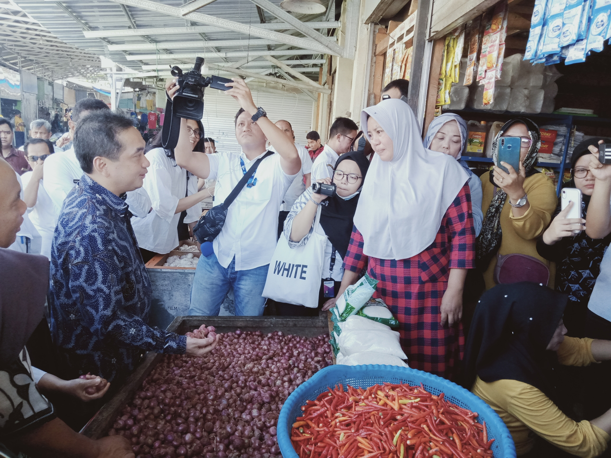 Menteri Perdagangan RI Agus Suparmanto (berbatik) berdialog dengan pedagang di  Pasar Pa'baeng-baeng, Makassar, Sulsel, Rabu (20/11/2019).