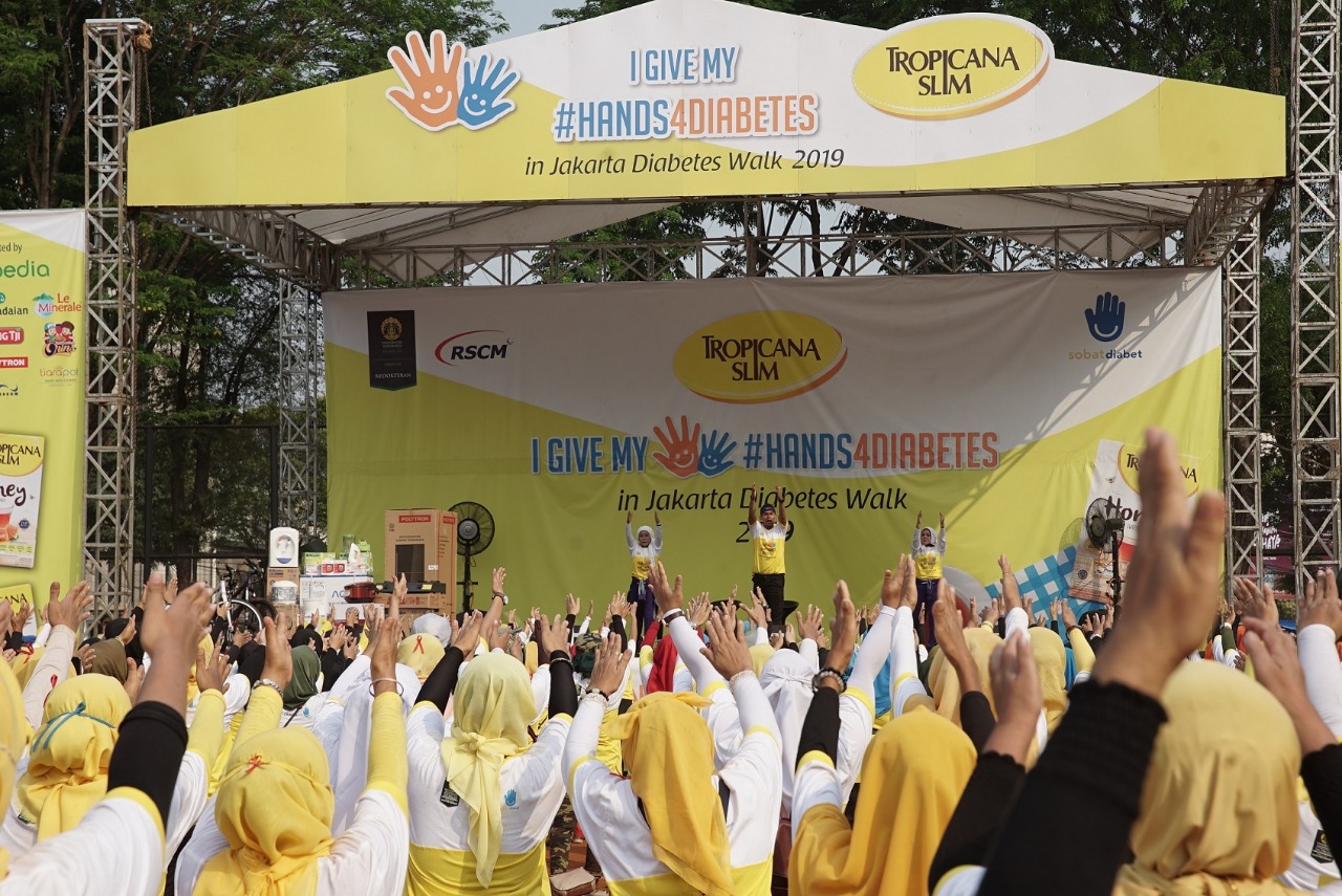 Masyarakat mengikuti Senam Keluarga Lawan Diabetes dalam acara #Hand4Diabetes yang digelar di Lapangan Banteng, Jakarta Pusat, Minggu