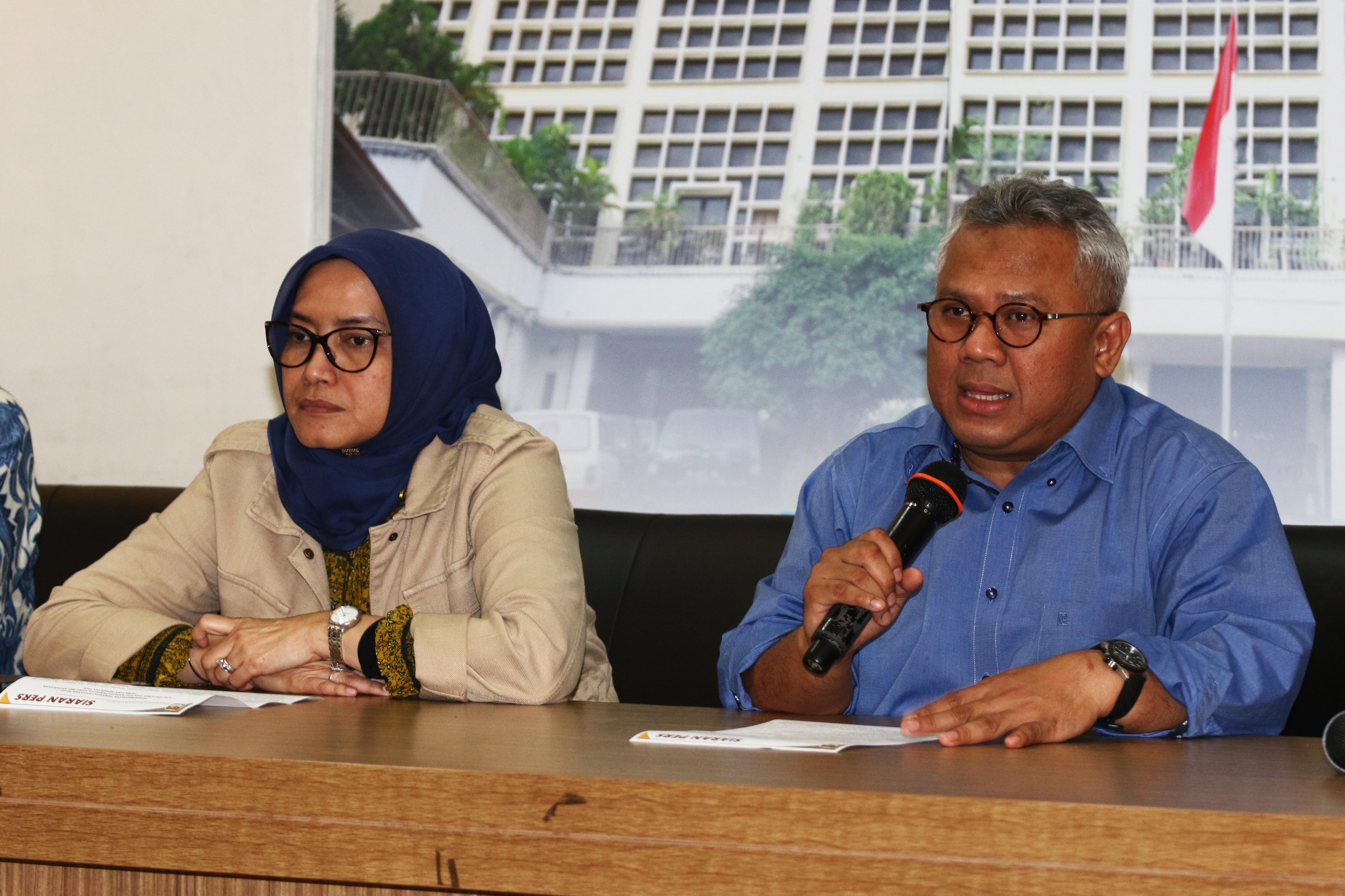  Ketua KPU Arief Budiman (kanan) didampingi Anggota KPU Evi Novida Ginting Manik (kiri)