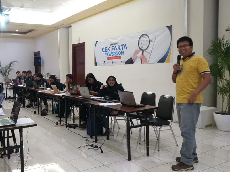 Nurfahmi Budiyarto, Editor Senior KLY, tengah memberikan pelatihan Cek Fakta kepada jurnalis Media Group, Kamis (14/11).
