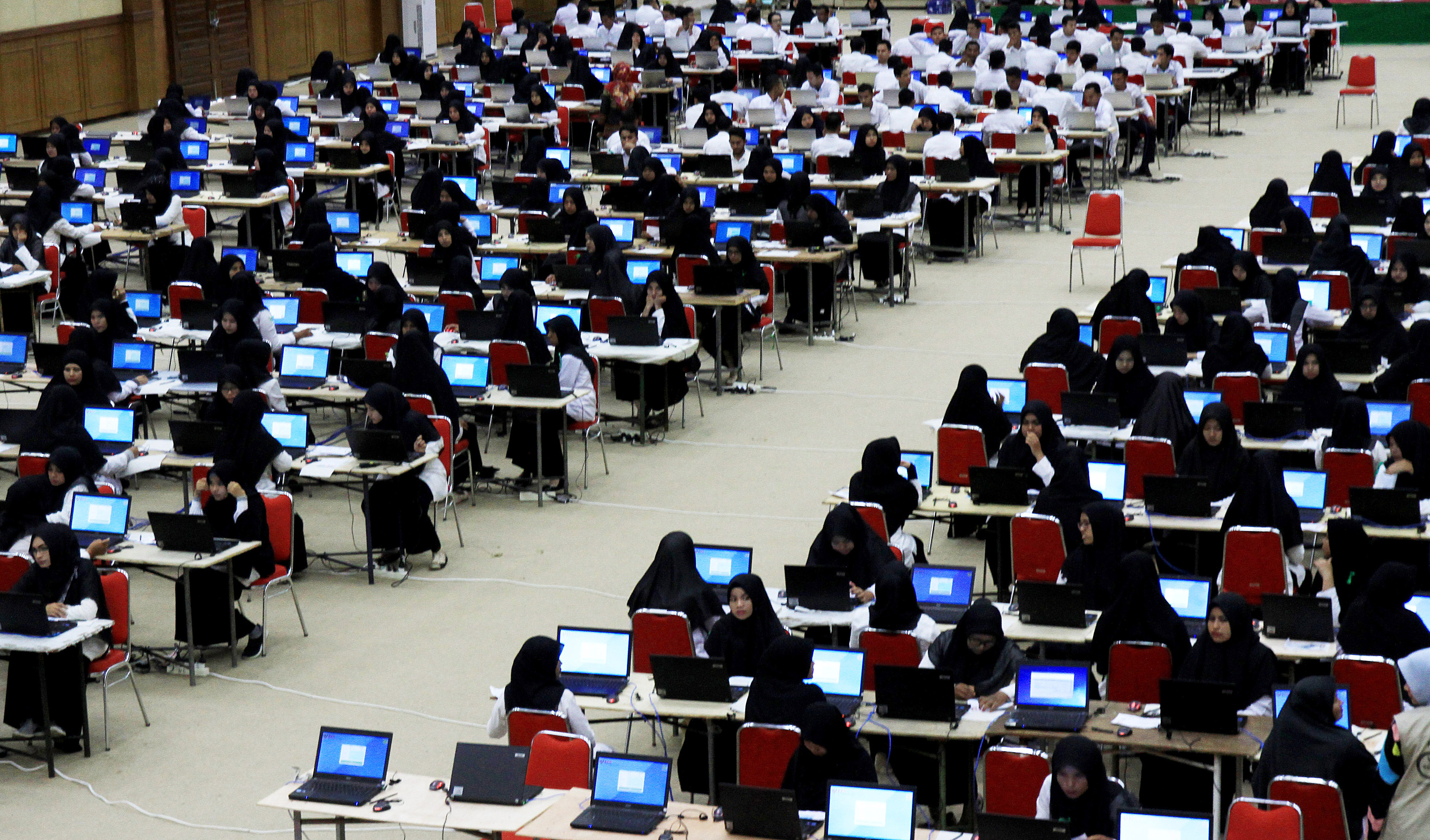  Sejumlah peserta mengikuti ujian seleksi Calon Pegawai Negeri Sipil (CPNS) Kementerian Agama (Kemenag) tahun 2018 di Aceh Besar