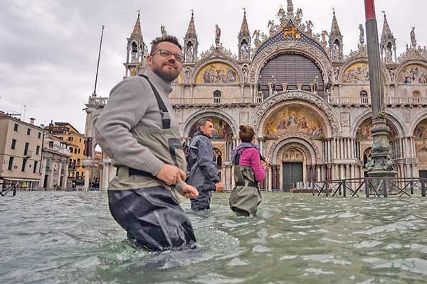 Venesia Terus Dikepung Banjir