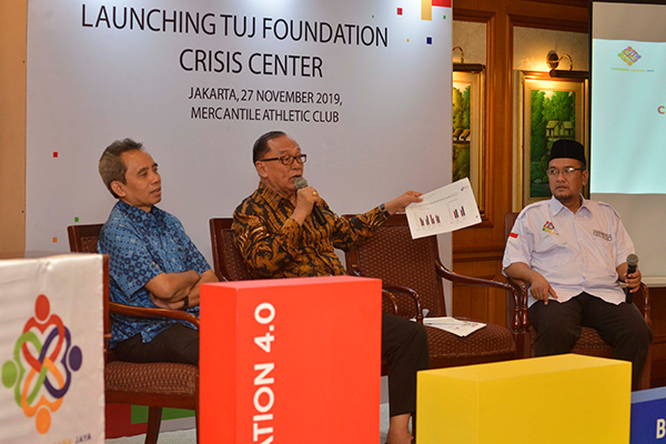 Dewan Pertimbangan Presiden 2014-2019, Sidharto Danusubroto (tengah)