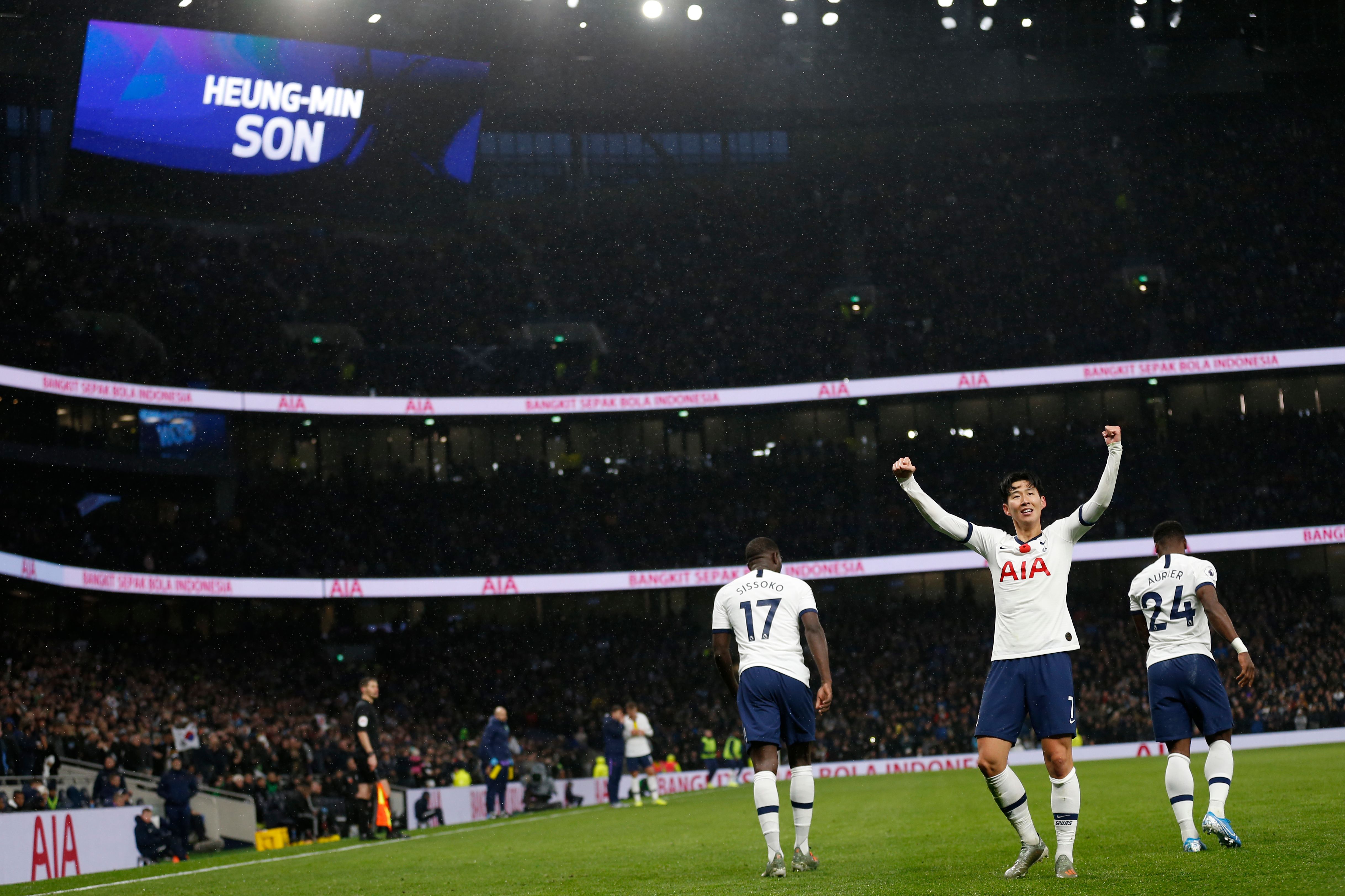 Bintang Tottenham Hotspur Son Heung-min merayakan gol yang dicetaknya di Stadion Tottenham Hotspur