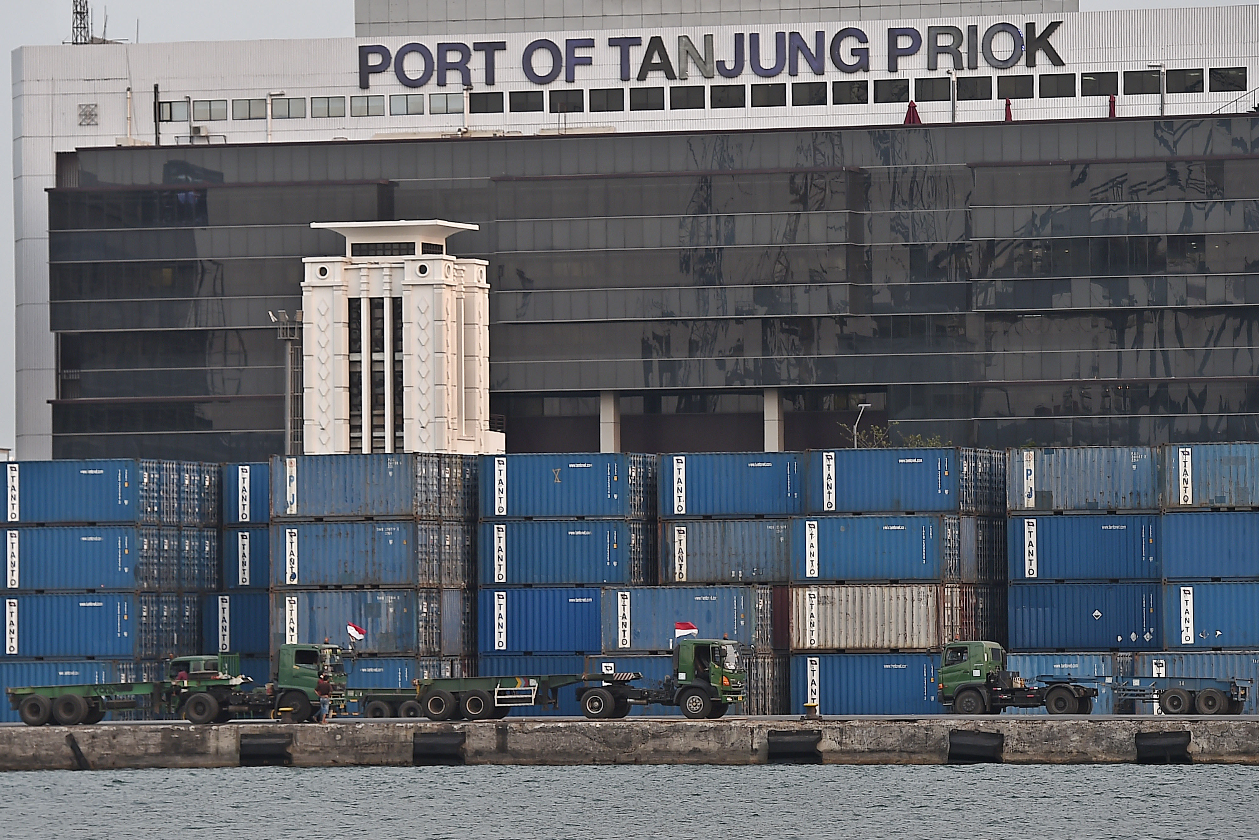 Suasana aktivitas bongkar muat peti kemas di Pelabuhan Tanjung Priok, Jakarta