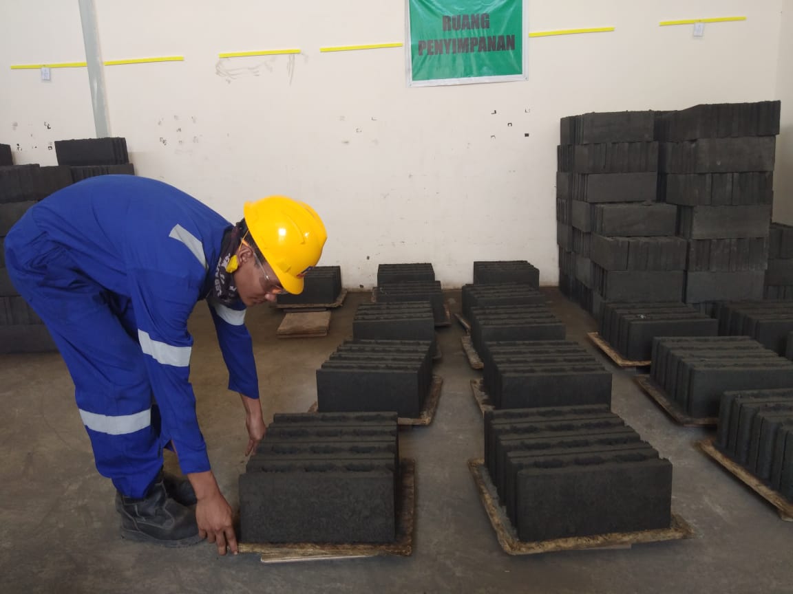 PLTU Tanjung Jati B Ubah Limbah jadi Batako