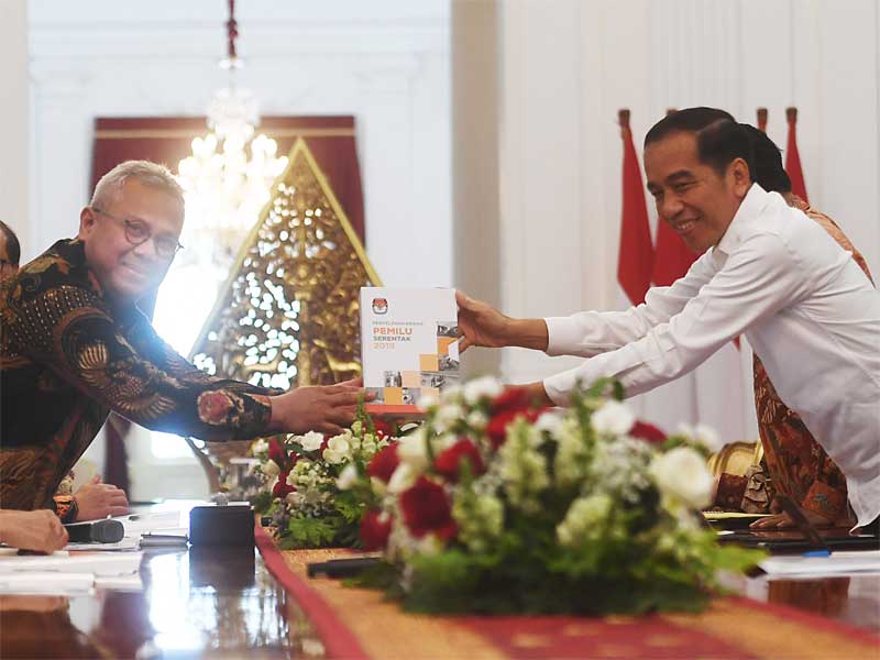 Presiden Joko Widodo (kanan) menerima buku laporan penyelenggaraan Pemilu Serentak tahun 2019 dari Ketua KPU Arief Budiman.
