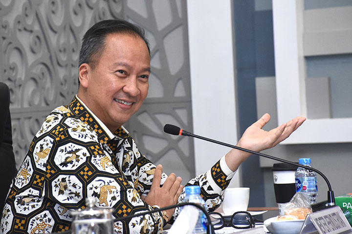 Menteri Perindustrian Agus Gumiwang Kartasasmita menyampaikan paparannya saat memimpin rapat tim nasional P3DN 