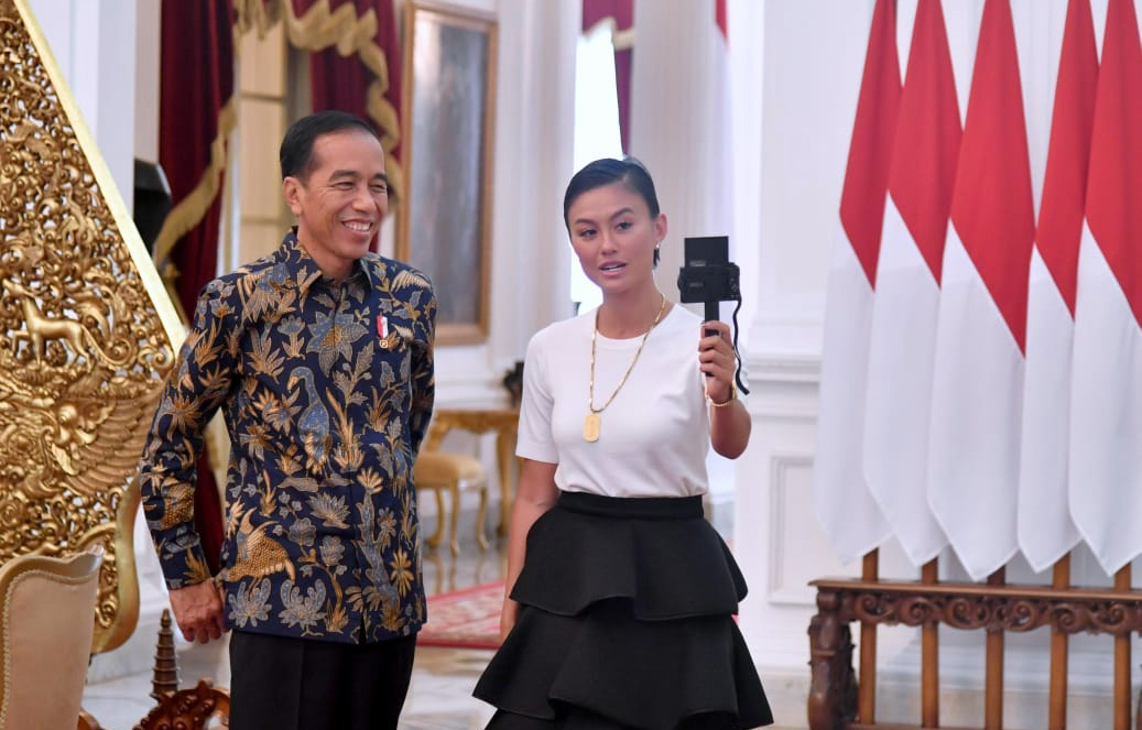 Penyanyi Agnez Mo (kanan) saat bertemu dengan Presiden Joko Widodo