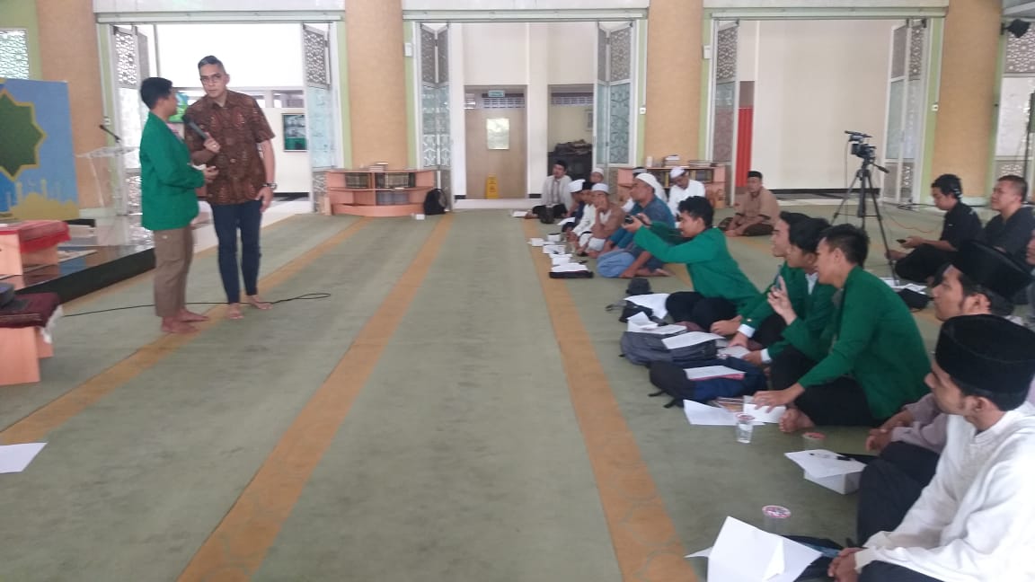 Wahyu Wiwoho meminta seorang peserta tampil ke depan berbicara