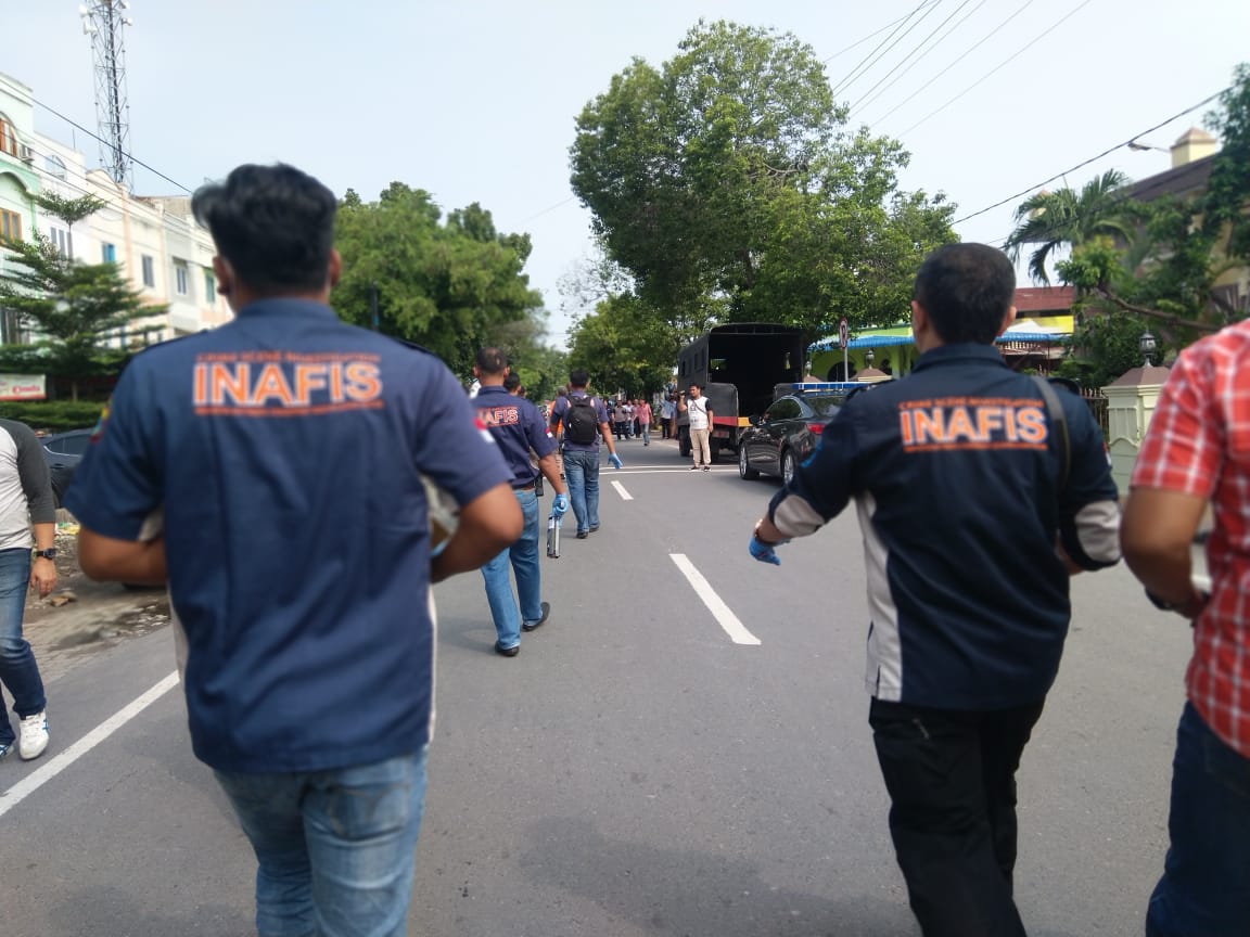 Petugas inafis memeriksa TKP bom bunuh diri di Polrestabes Medan 
