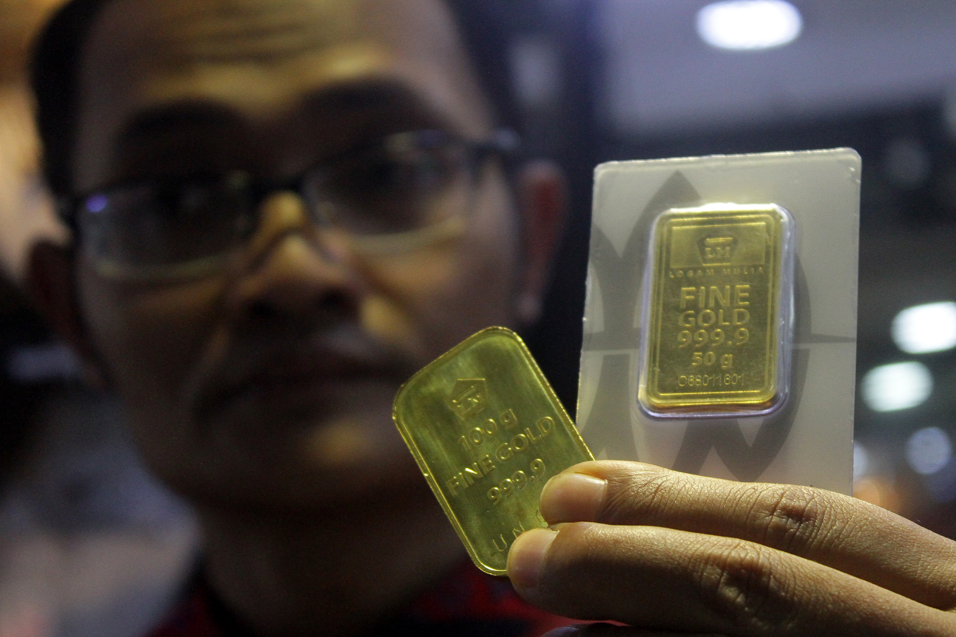 Perang Dagang Amerika-Tiongkok Dongkrak Investasi Emas