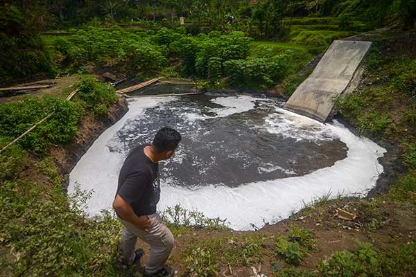 Seorang warga mengamati limbah industri di Sungai Cihaur yang bermuara ke Sungai Citarum di Padalarang, Kabupaten Bandung Barat, Jawa Barat