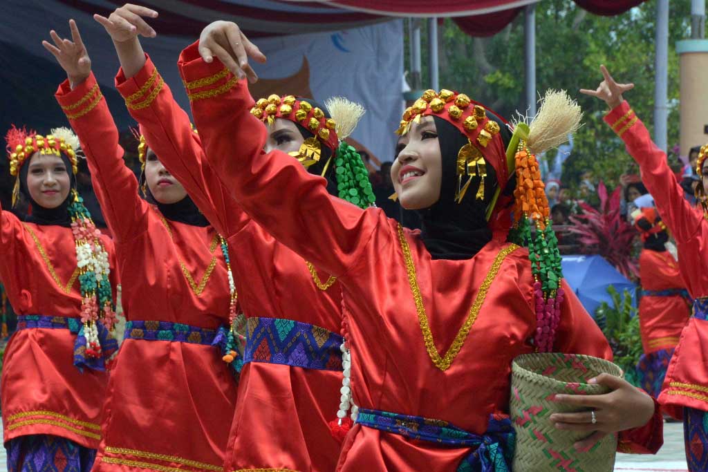 Sejumlah gadis remaja menampilkan tarian khas dalam gelar Festival Kerinci, di Kabupaten Kerinci, Jambi.