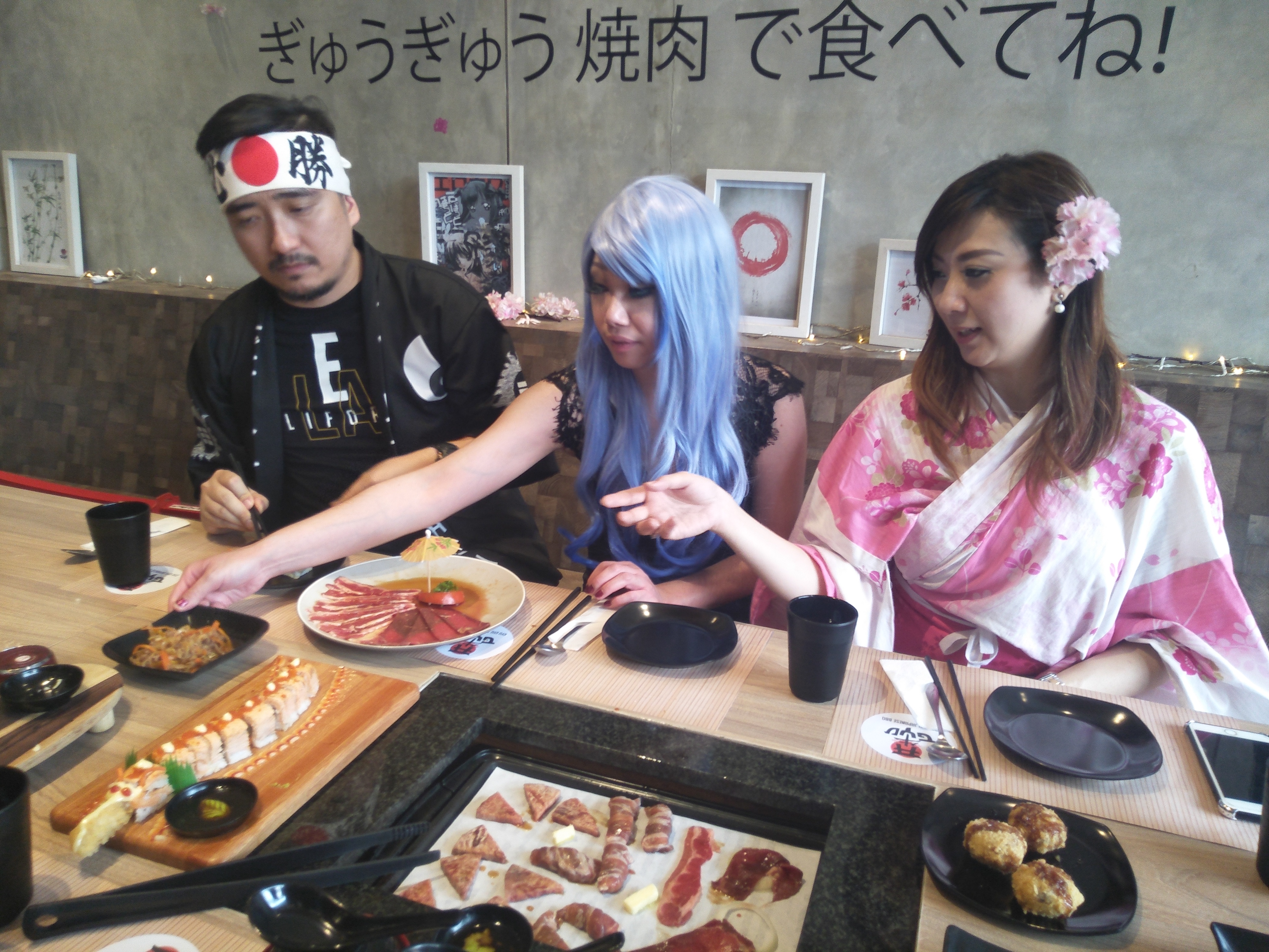 Pengunjung gyu gyu japanese barbeque menggunakan kostum ala jepang