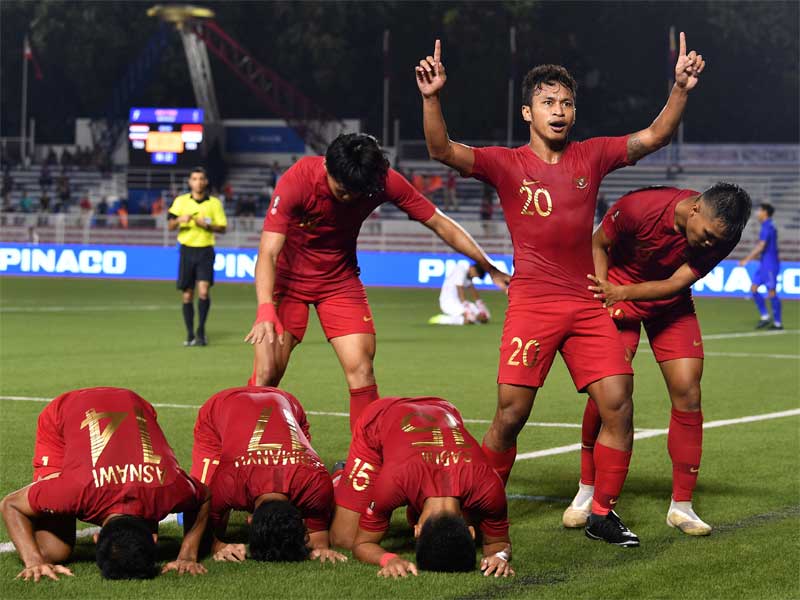 Pemain timnas U-23 Indonesia Osvaldo Haay (kedua dari kanan) melakukan selebrasi bersama rekan-rekannya.