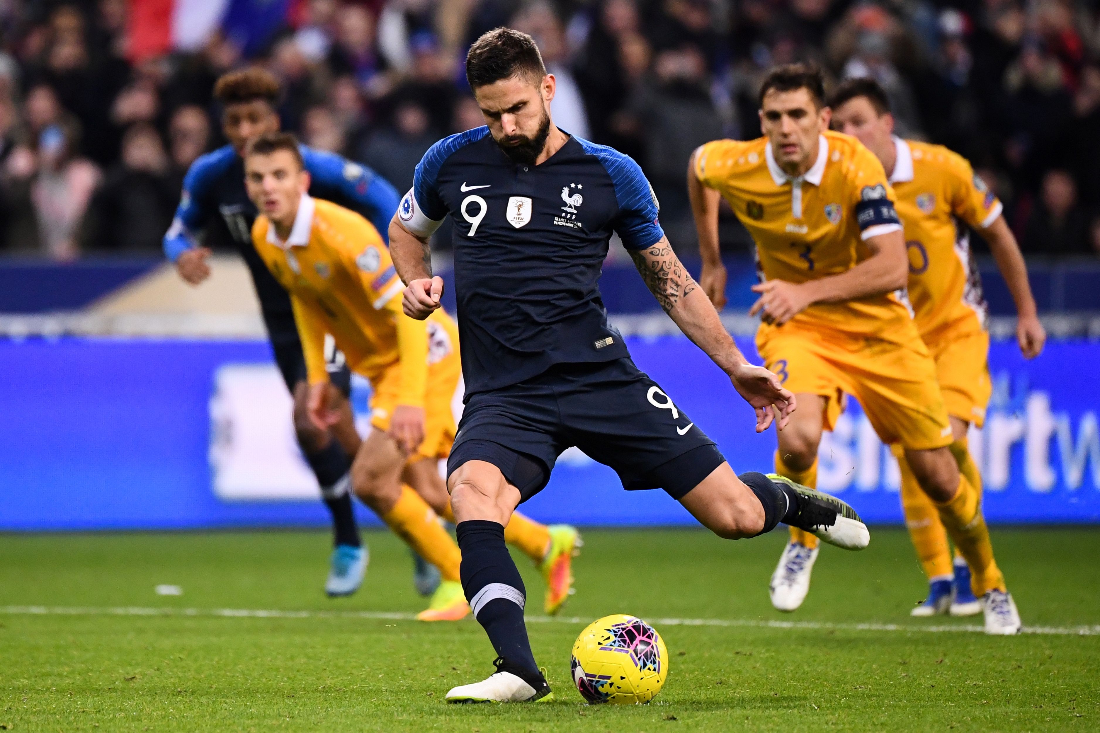 Penyerang Prancis Olivier Giroud melakukan eksekusi penalti dalam laga kualifikasi Piala Eropa 2020 melawan Moldova